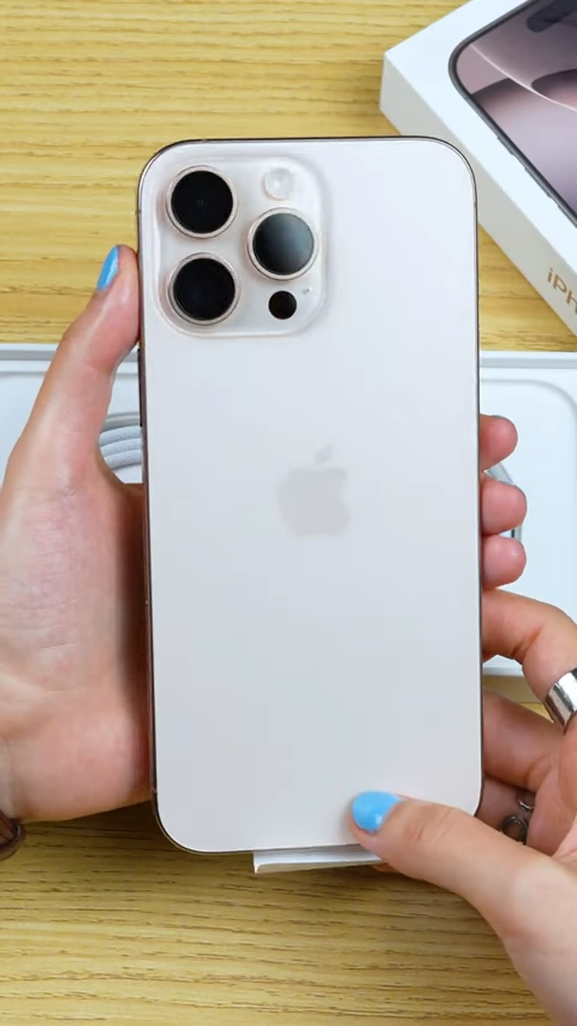 Unbox iPhone 16 Pro Max