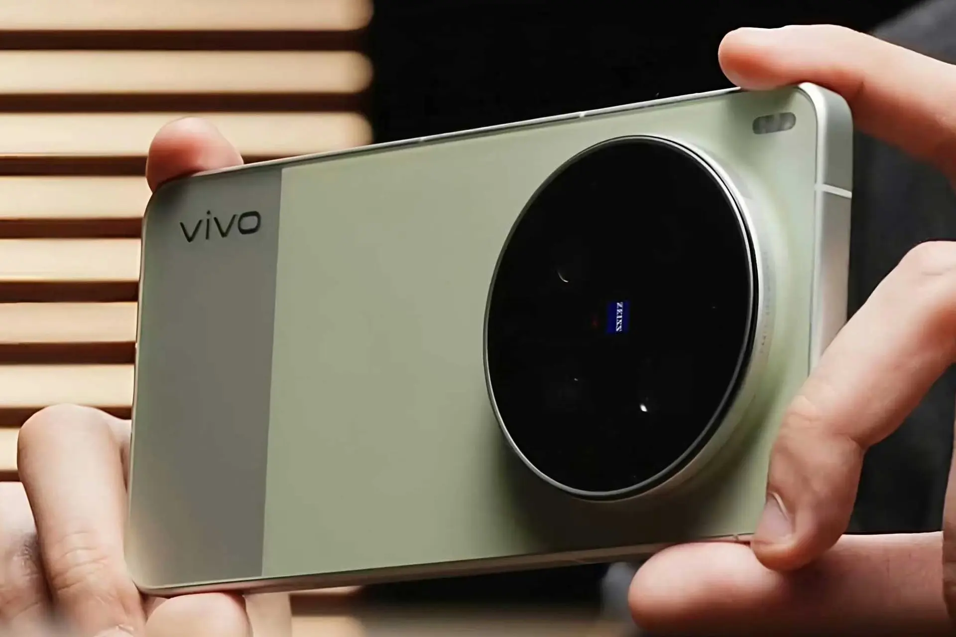 vivo X300 Ultra lộ ảnh thực tế: Camera Zeiss dày nổi bật, tập trung nhiếp ảnh