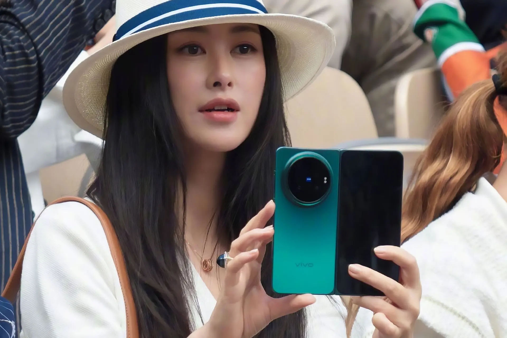 vivo X Fold 6 tung teaser chính thức, màn hình gập thành trung tâm làm việc với AI