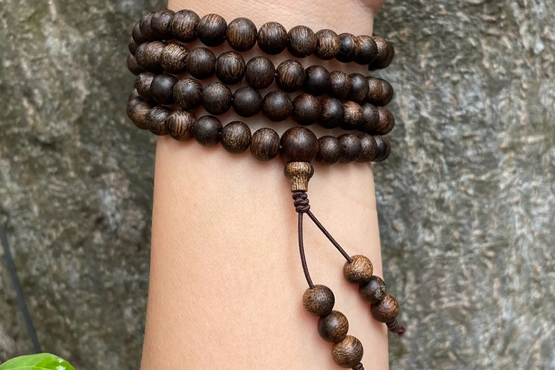 Vòng trầm hương có tác dụng gì? Tìm hiểu ý nghĩa phong thủy và sức khỏe của trầm