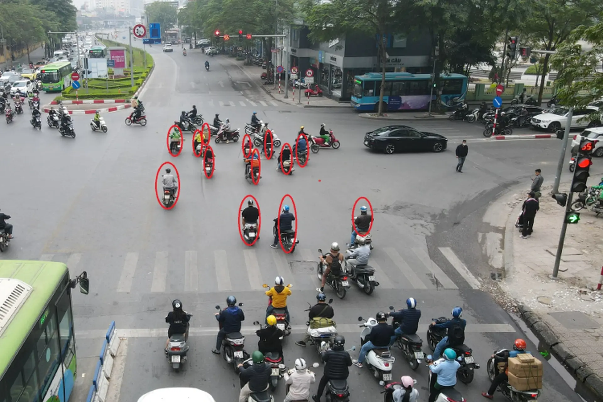 Vượt đèn đỏ phạt bao nhiêu 2025? Cập nhật quy định mới nhất dành cho ô tô và xe máy