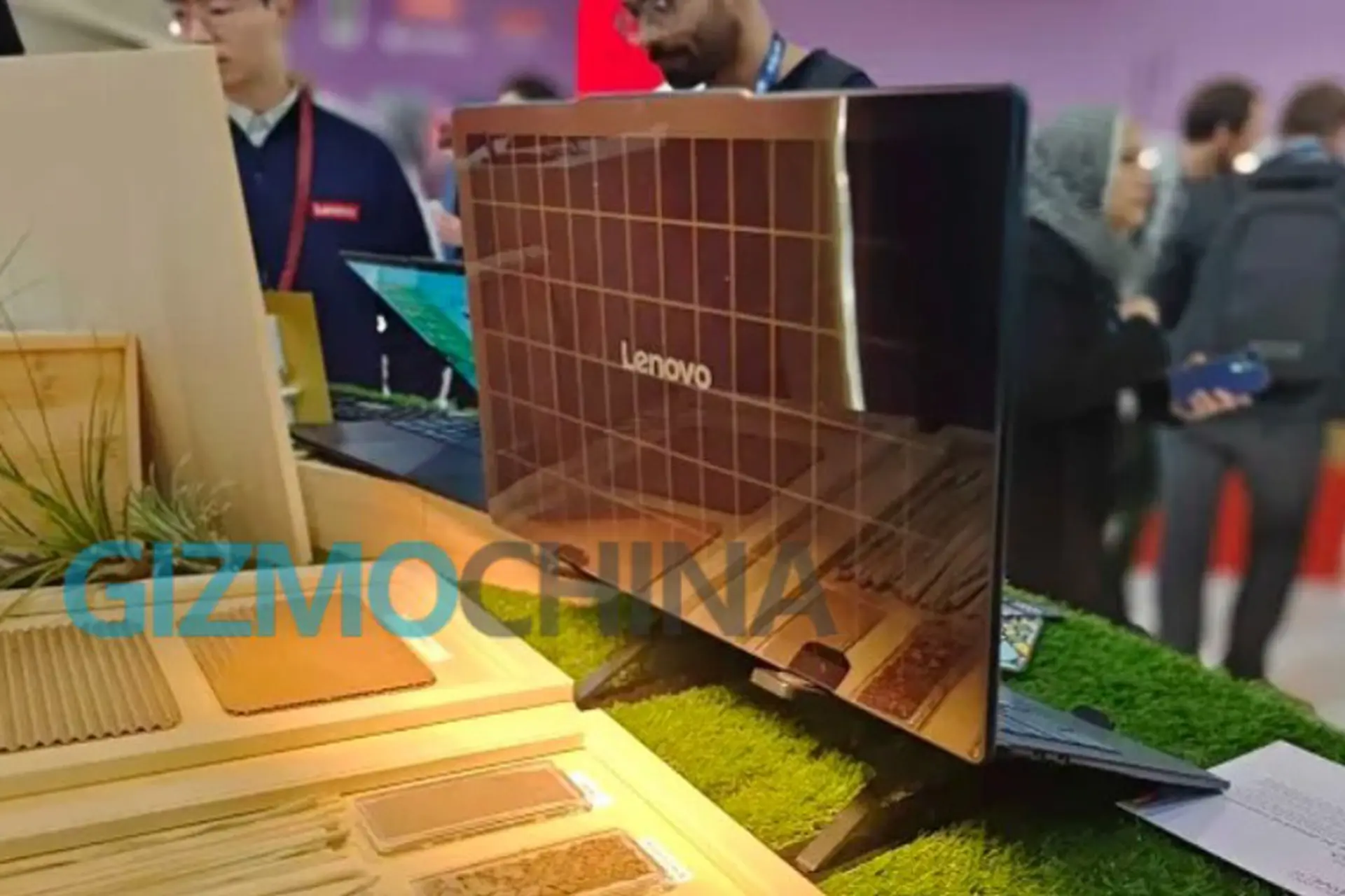 Lenovo giới thiệu Yoga Solar PC tại MWC 2025: Laptop chạy bằng năng lượng mặt trời
