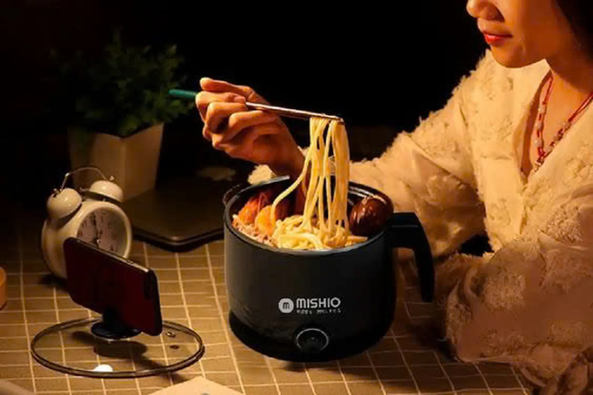 Gợi ý những mẫu nồi lẩu điện mini phù hợp cho một buổi ăn lẩu một người ấm áp trong mùa đông sắp tới