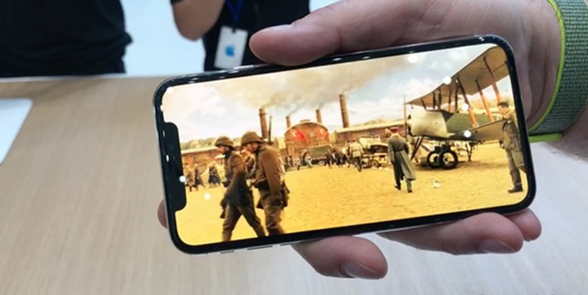 iPhone X tiếp tục xuất hiện ngoài đời thực trước lúc lên kệ