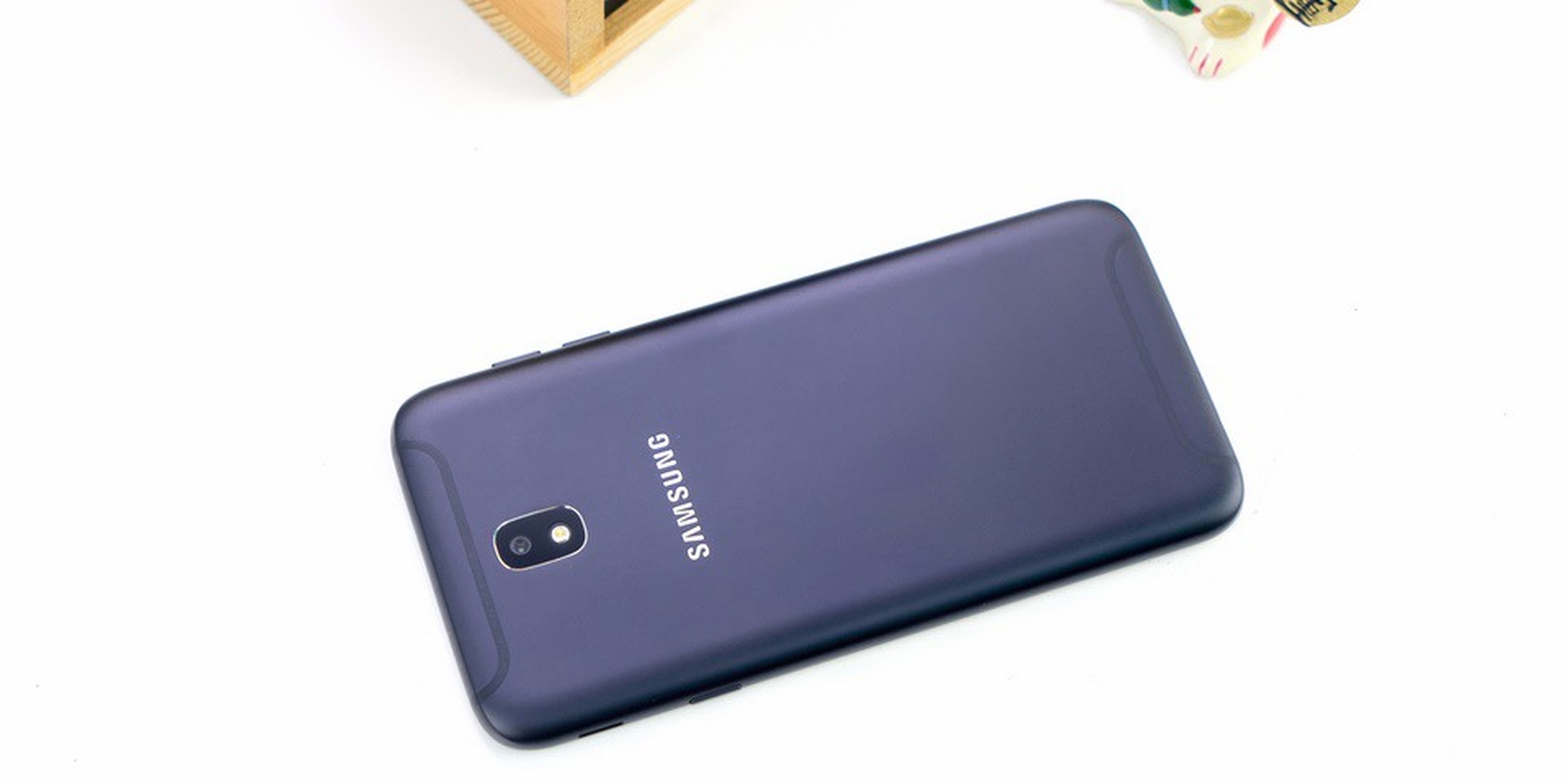 Trên tay Galaxy J7 Pro: Thiết kế cao cấp, viền anten lạ, android 7, màn hình Super AMOLED