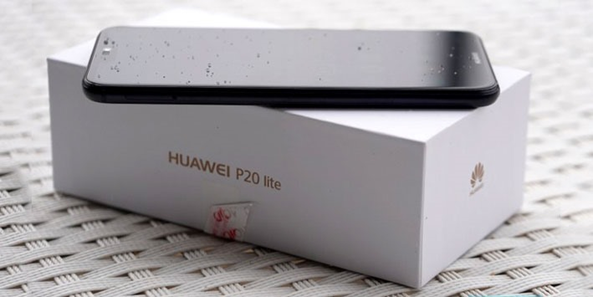 "Đập hộp" Huawei P20 Lite trước cả khi ra mắt chính thức