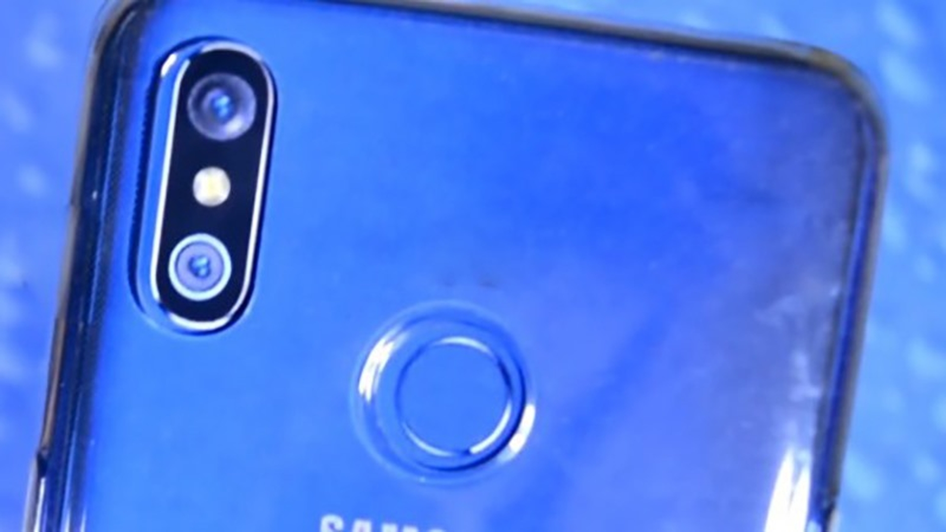 Galaxy M60 lộ video trên tay, xác nhận có màn hình giọt nước, camera kép 48MP + 16MP
