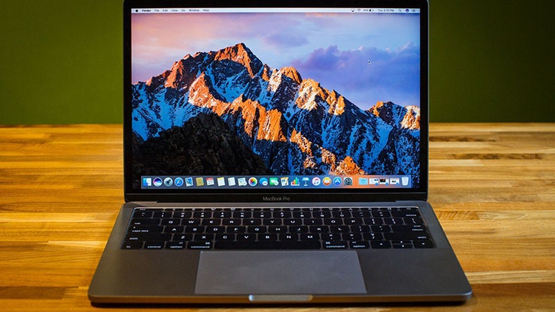 MacBook Pro 13 inch giá rẻ được làm mới với bộ xử lý thế hệ thứ 8, Touch Bar và Touch ID