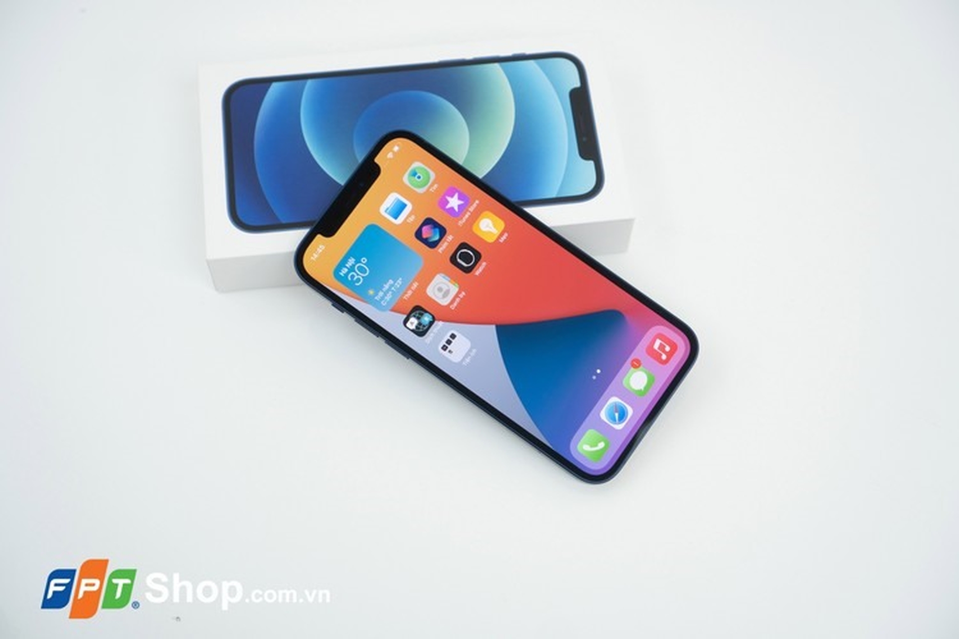 Trên tay nhanh iPhone 12 tại Việt Nam: Chiếc iPhone mới dành cho hầu hết mọi người