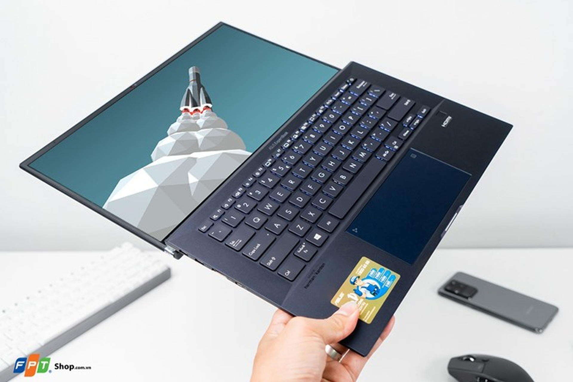 Trên tay ASUS Expertbook B9450FA: Laptop 14 inch cao cấp nặng chưa đến 1kg, độ bền chuẩn quân đội