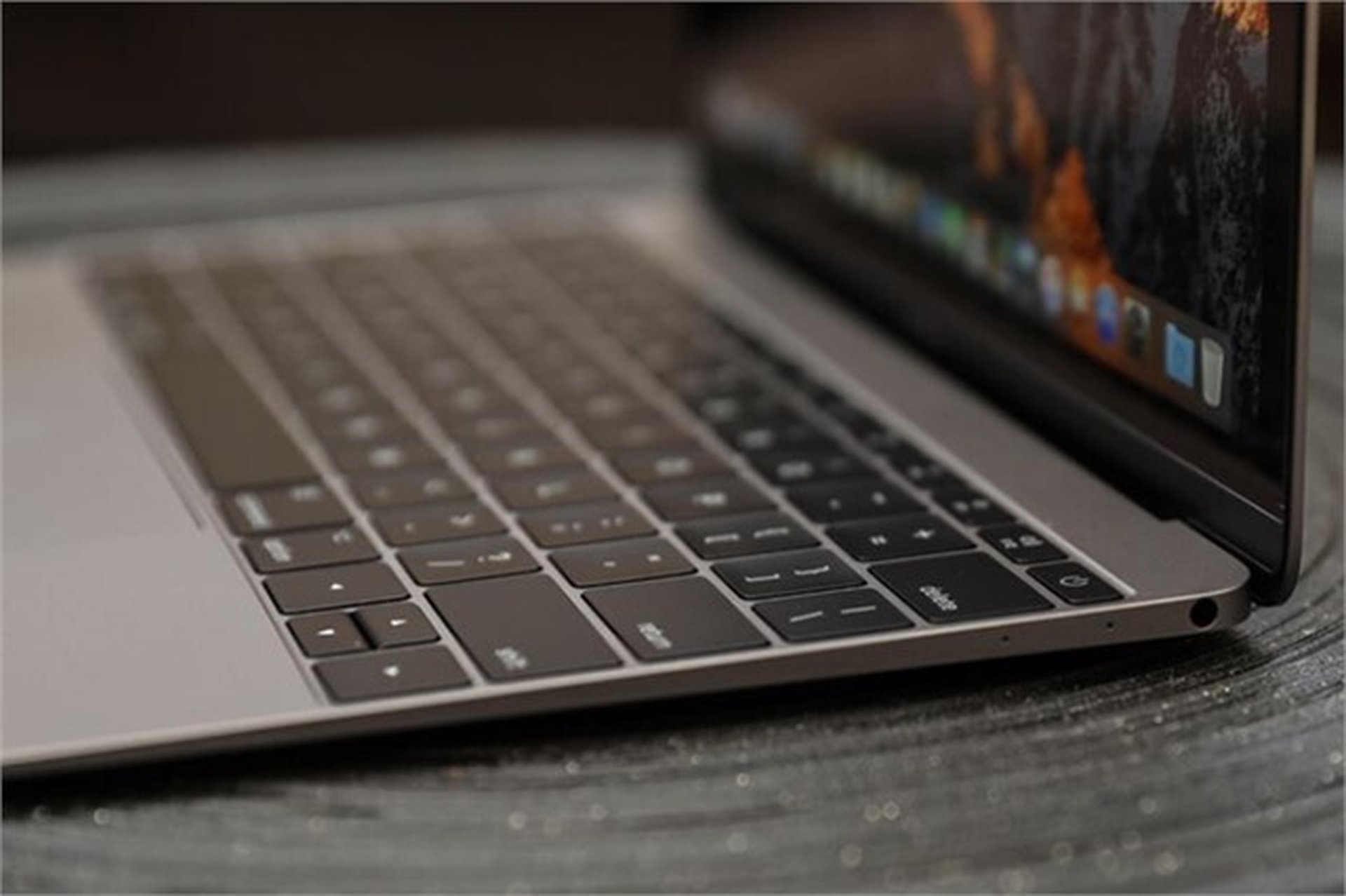 MacBook 12 inch sẽ chạy ARM, RAM 16GB, pin lên đến 20 giờ và bàn phím cánh bướm