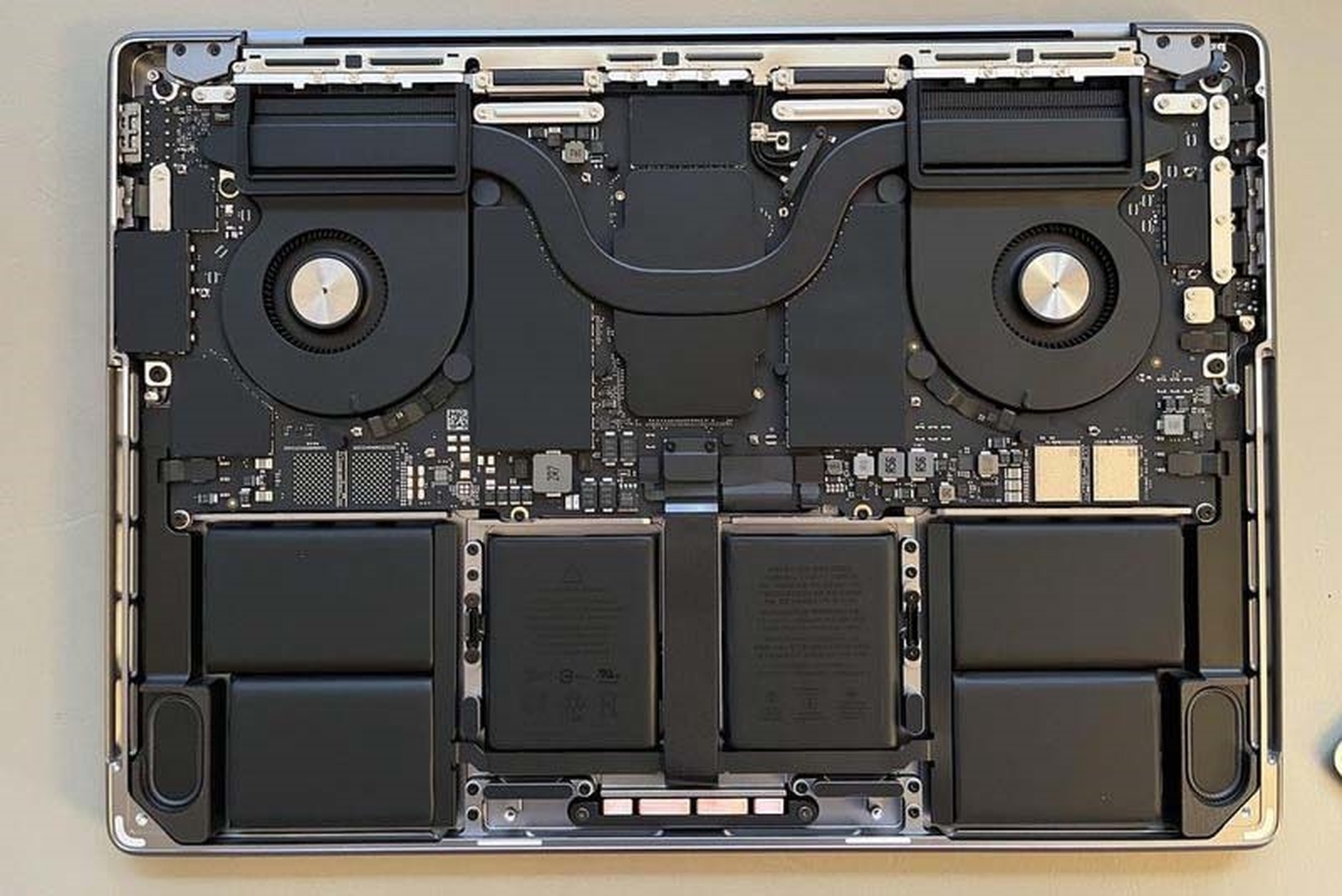 Xuất hiện những hình ảnh “mổ bụng” đầu tiên về MacBook Pro 14 inch và 16 inch