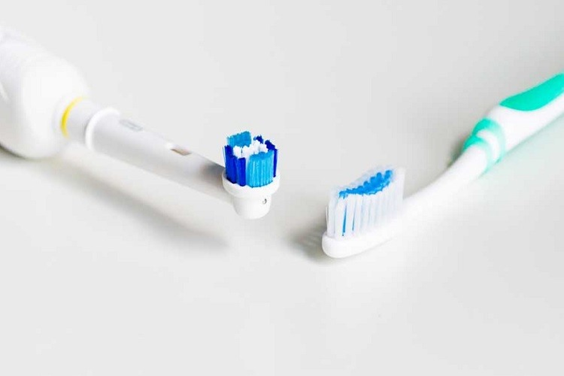 So sánh bàn chải điện và bàn chải thường: Nên dùng loại nào cho tốt?