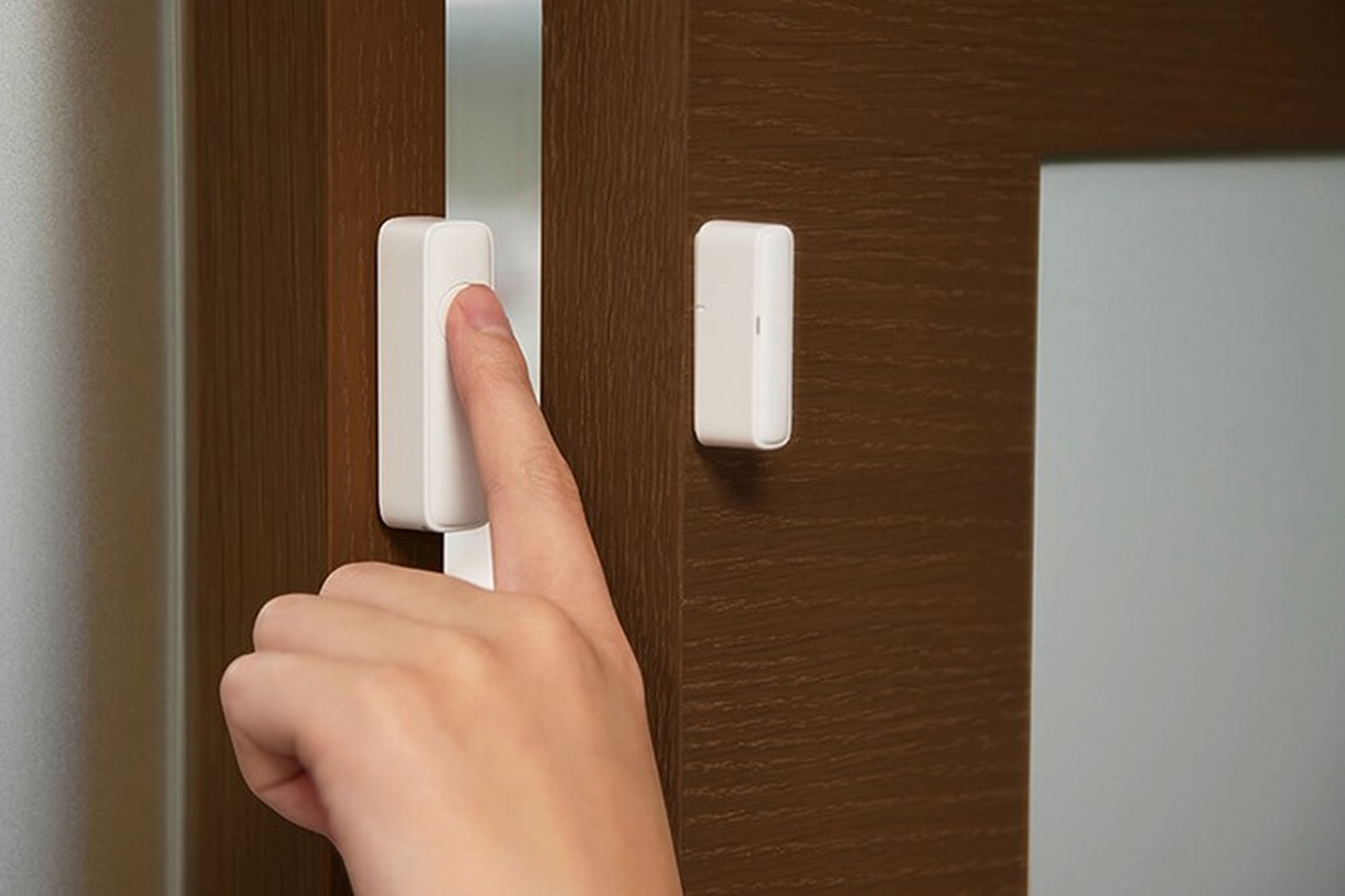 Cảm biến cửa là gì? Lợi ích và cách sử dụng cảm biến cửa cho Smart Home