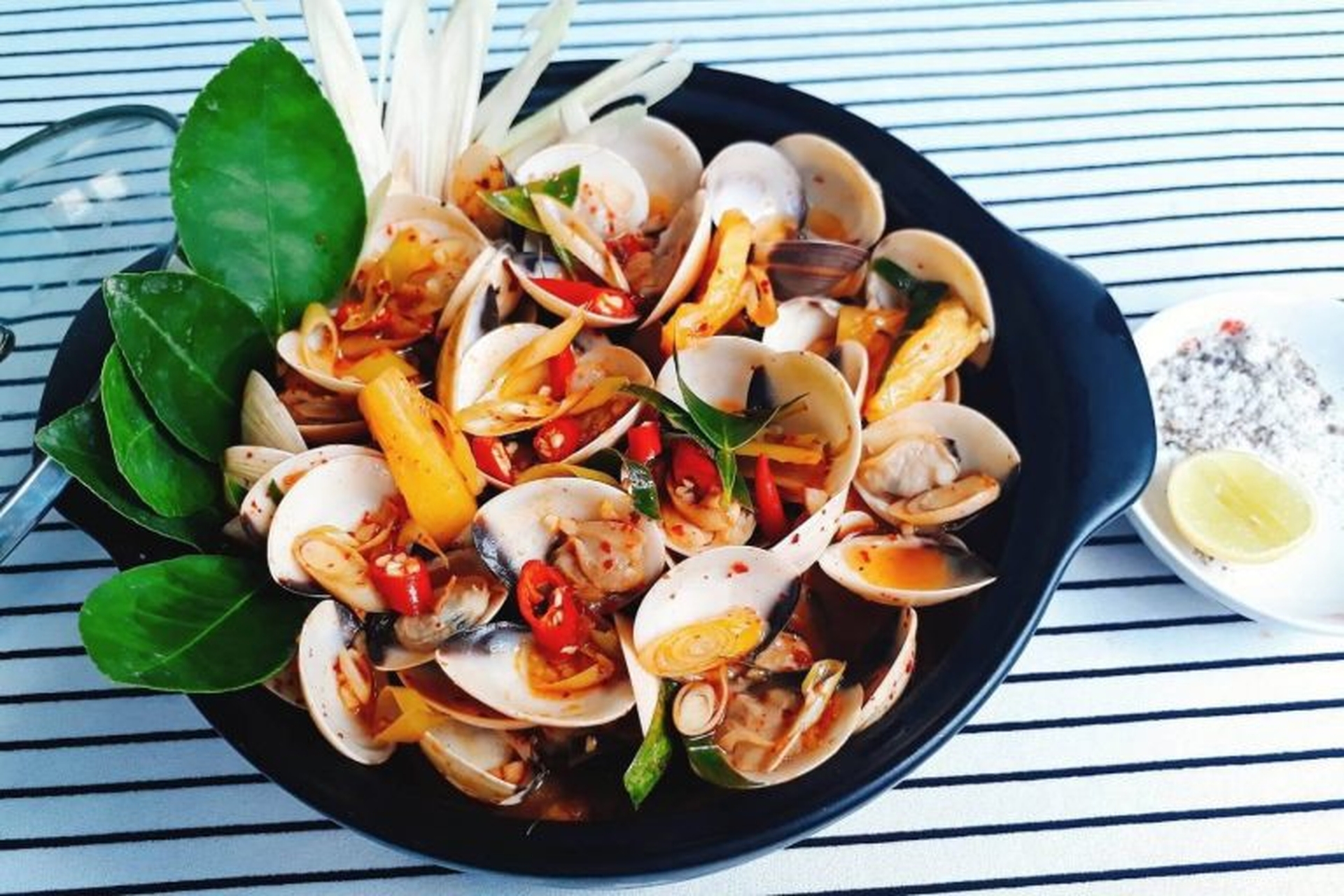 Học lỏm bí kíp làm ngay món nghêu hấp Thái chua cay cực hấp dẫn, chuẩn vị tại nhà
