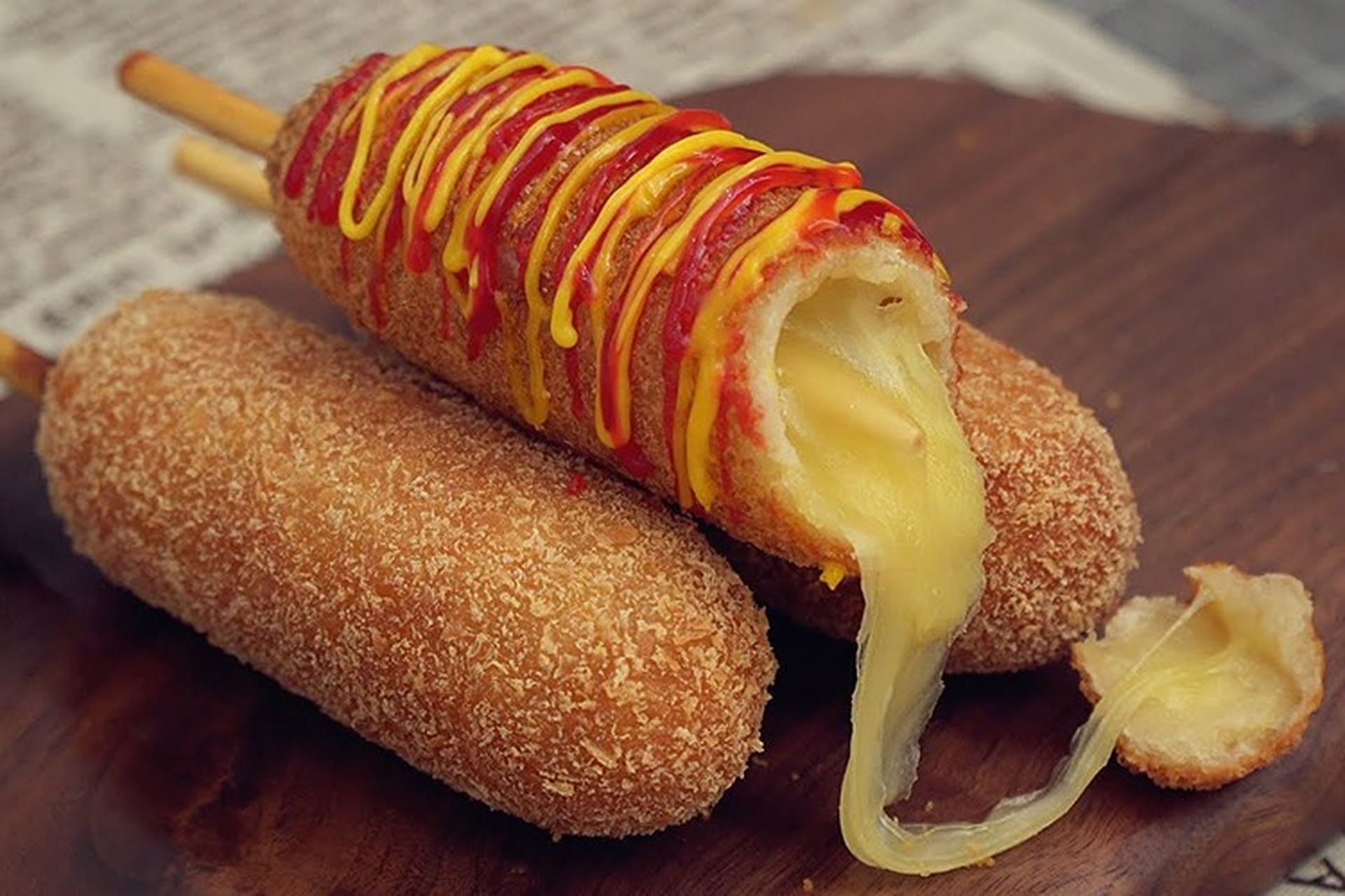 Cách làm hot dog phô mai, hot dog xúc xích thơm ngon cực nhanh