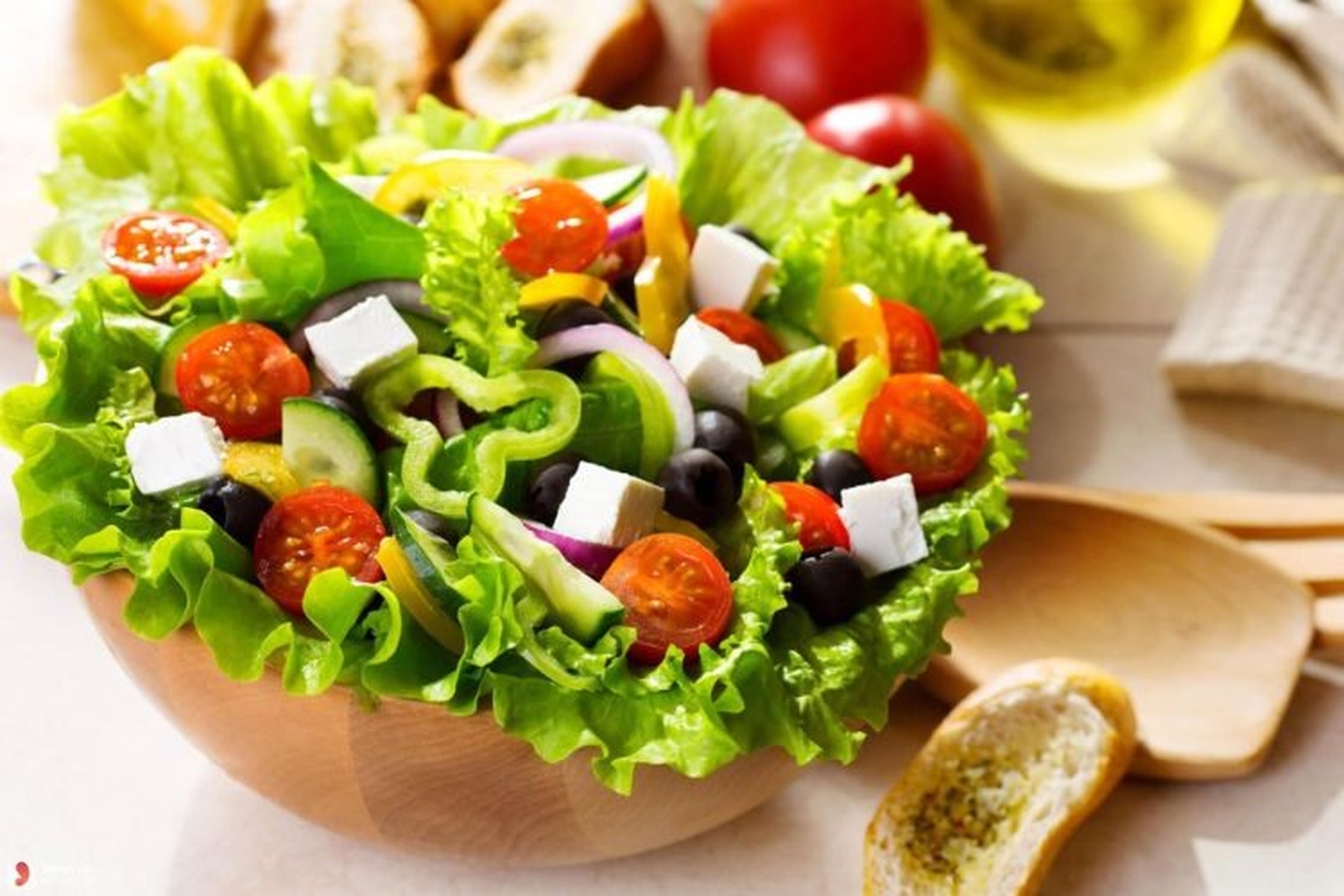 4. Salad rau xà lách với tôm và bắp