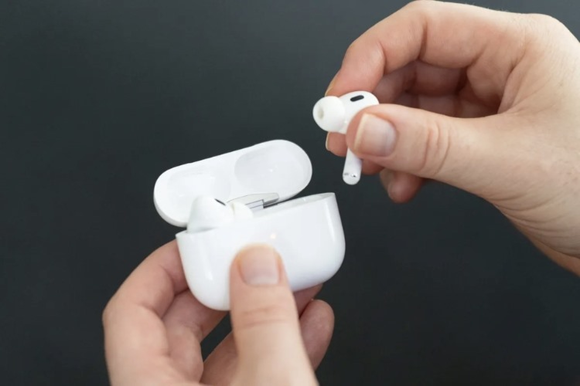 “Cẩm nang” cách sử dụng AirPods cực chi tiết dành cho người mới "chơi hệ Táo"