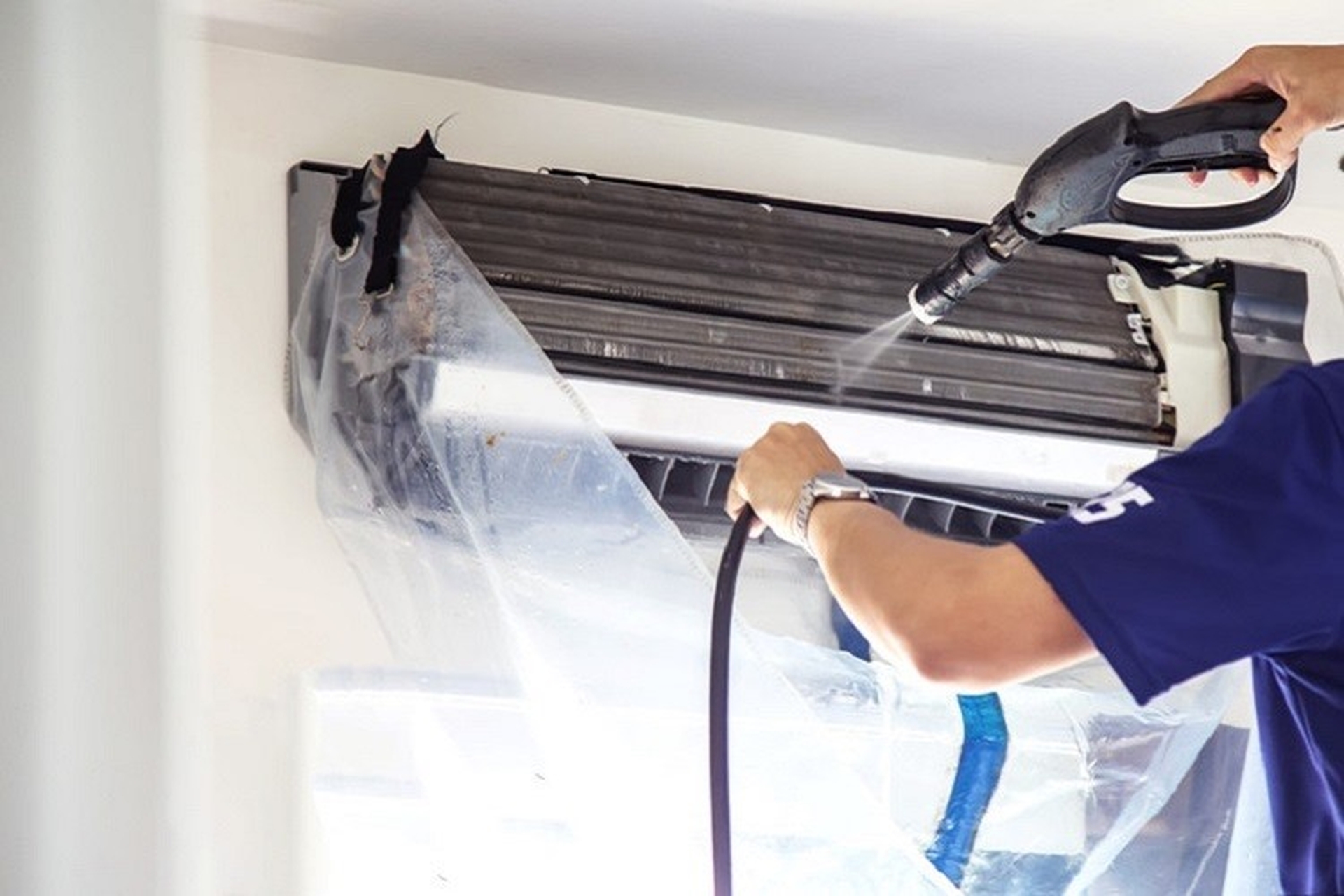Áo vệ sinh máy lạnh là gì? Sử dụng áo vệ sinh máy lạnh như thế nào chuẩn và an toàn nhất?