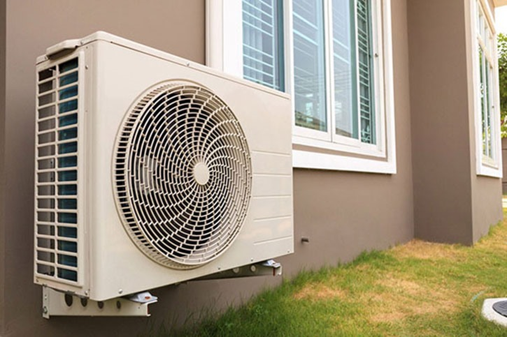 Liệu có nên che cục nóng máy lạnh kín và kỹ? Những lưu ý cần biết về vị trí đặt cục nóng máy lạnh