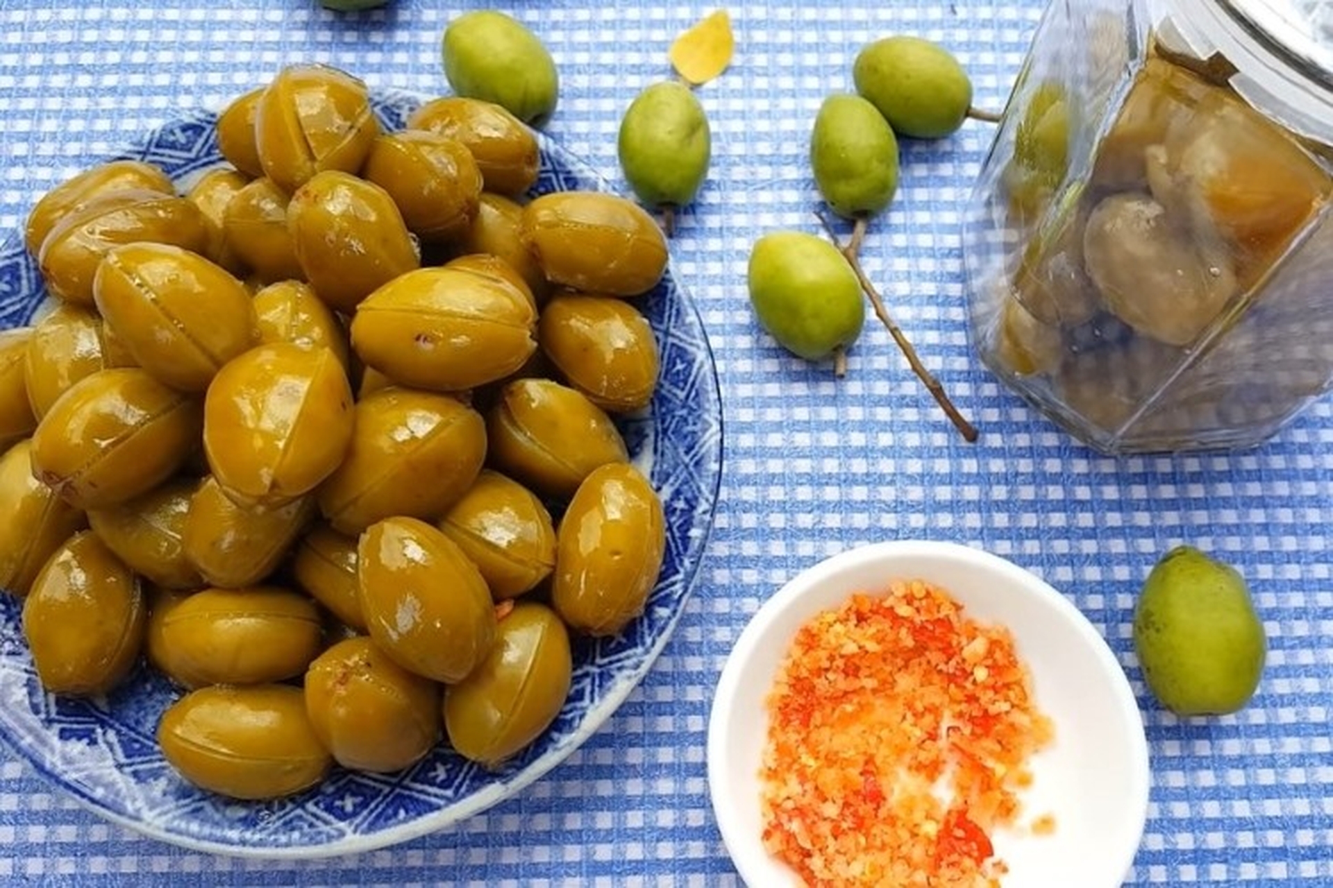 Hướng dẫn cách làm mứt cà na ngào đường mềm dẻo, chua ngọt lạ miệng để làm mứt Tết