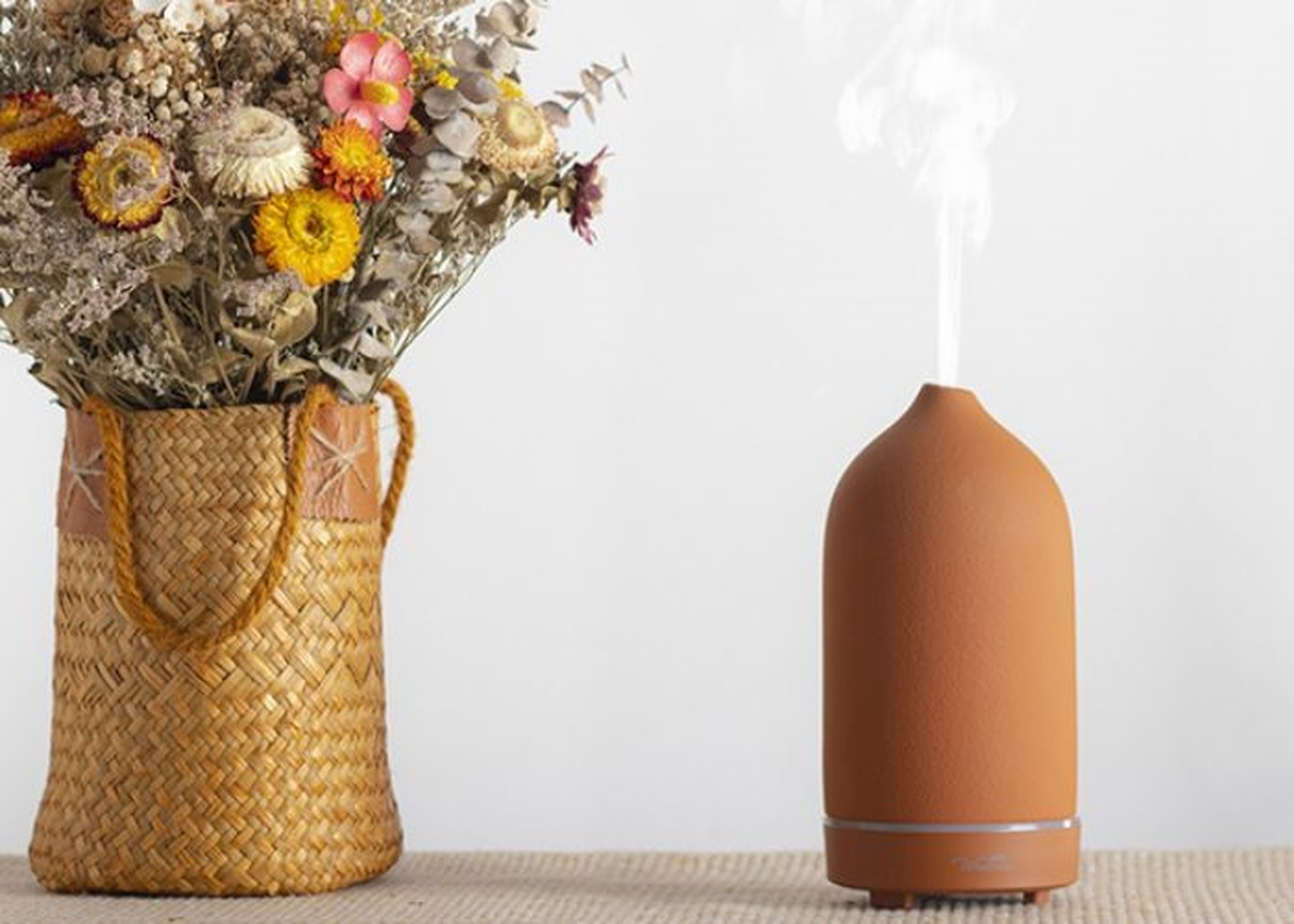 Máy xông tinh dầu tạo độ ẩm là gì? Những lợi ích tuyệt vời cho sức khỏe