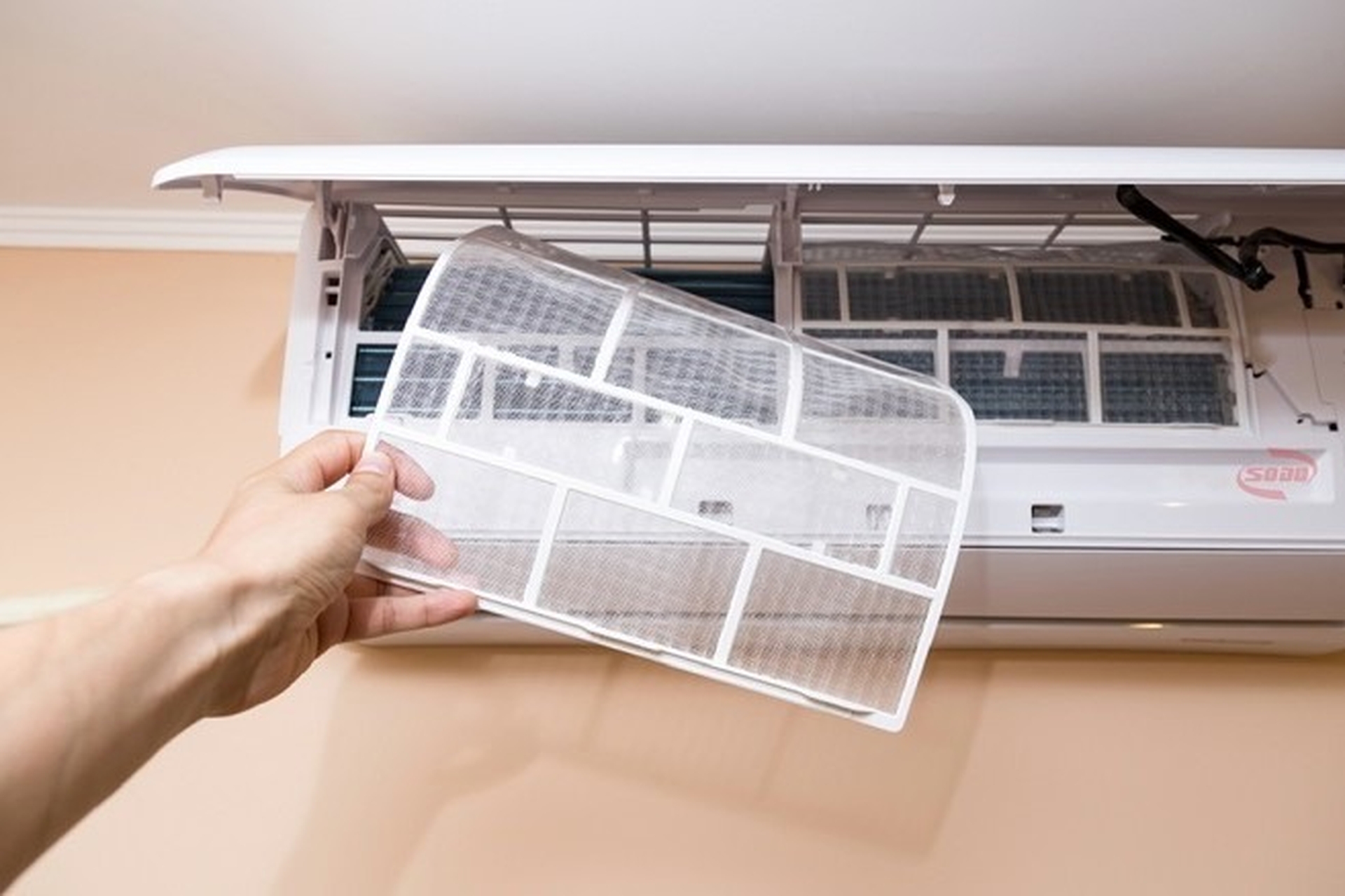 Vệ sinh máy lạnh Mitsubishi cực đơn giản, thao tác nhanh chóng có thể làm ngay tại nhà
