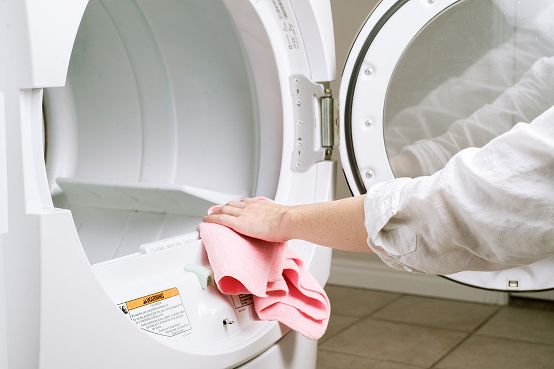 Hướng dẫn vệ sinh máy sấy quần áo đúng cách và nhanh chóng