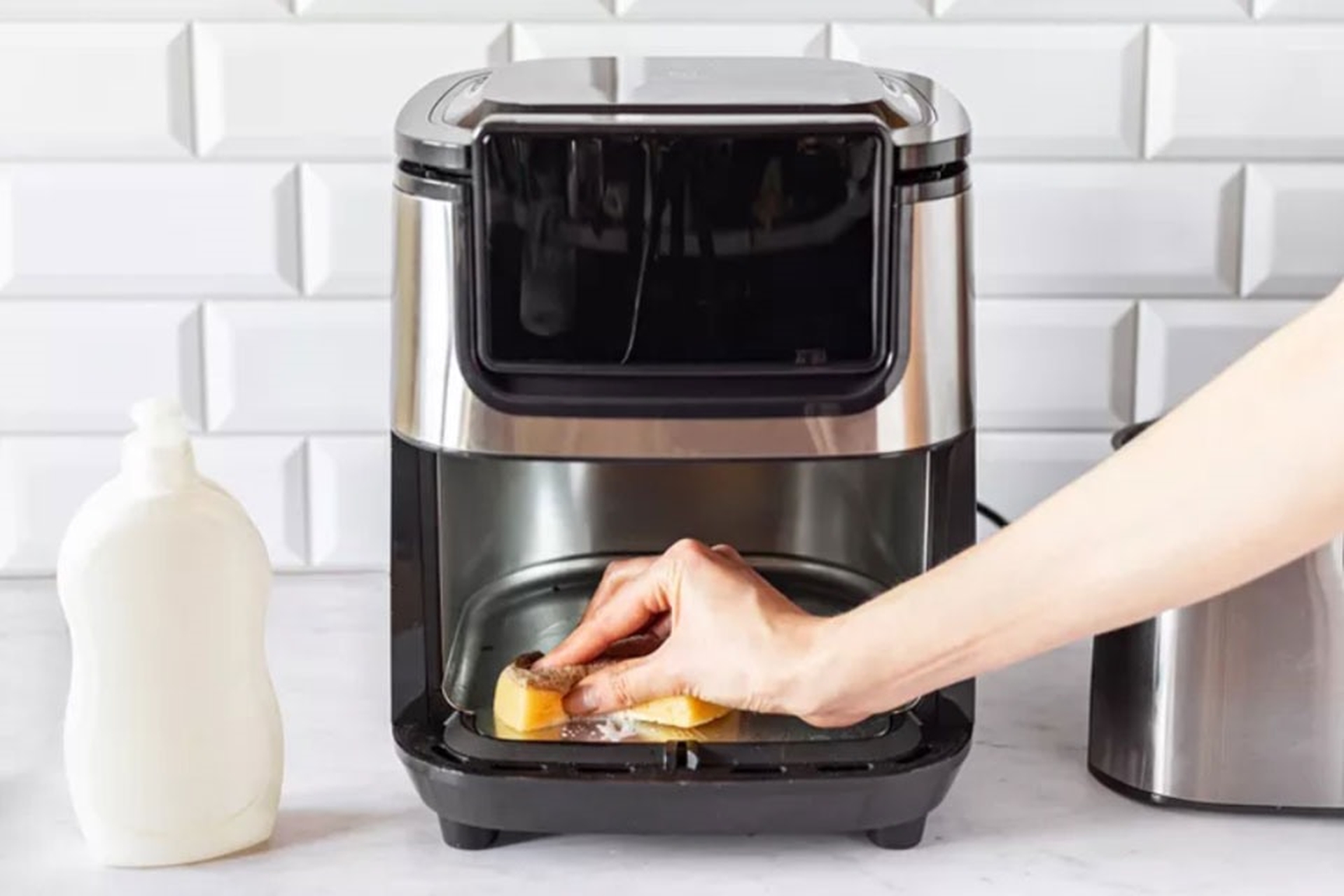 Vệ sinh nồi chiên không dầu - Cách giữ gìn sức khỏe và hương vị cho món ăn