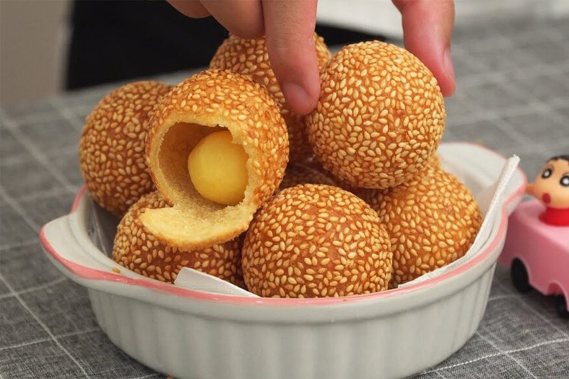 Bật mí cách làm bánh rán bằng nồi chiên không dầu cực dễ, “vụng” đến mấy cũng làm được