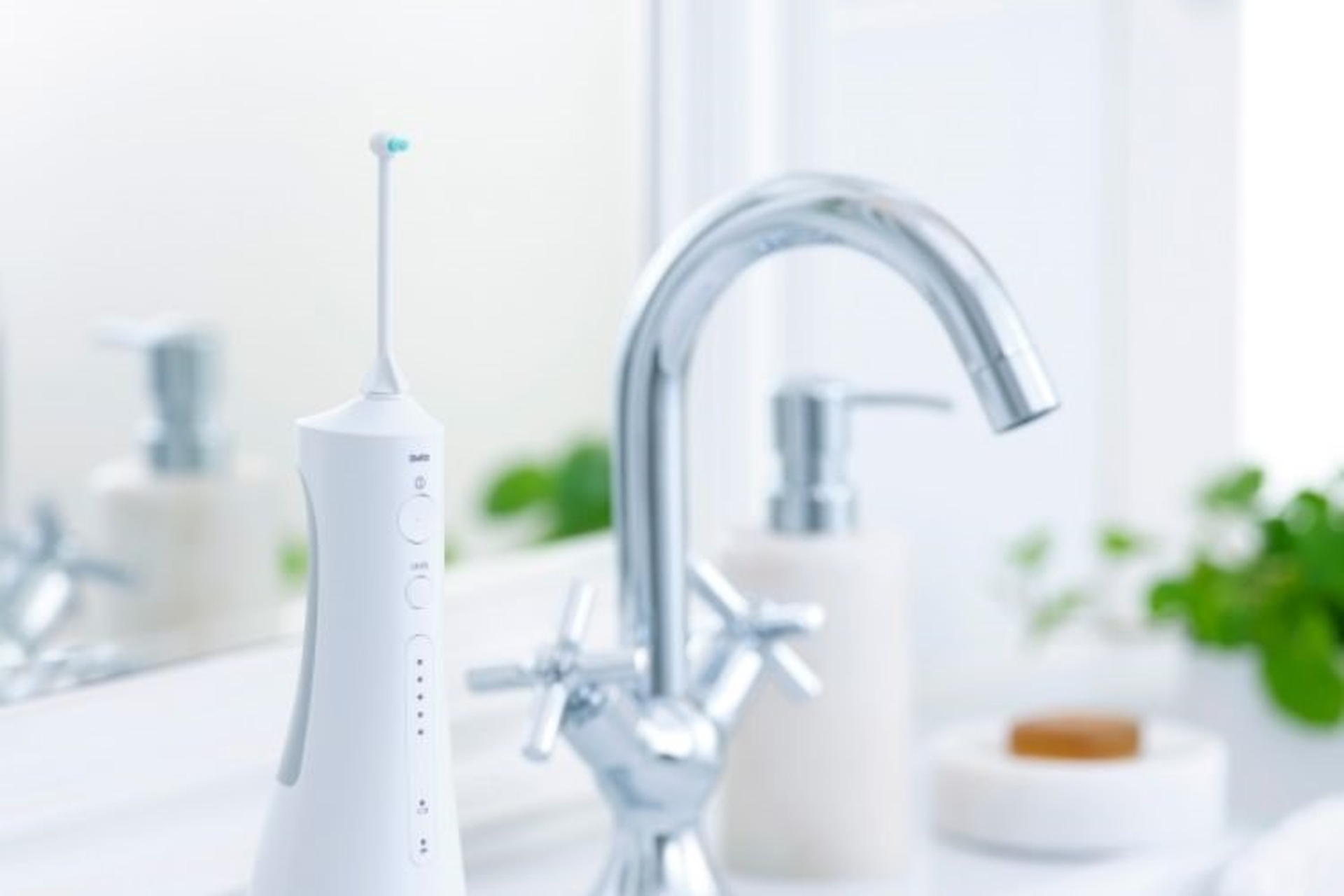 Cách sử dụng tăm nước để chăm sóc sức khỏe răng miệng an toàn, hiệu quả bạn không nên bỏ qua