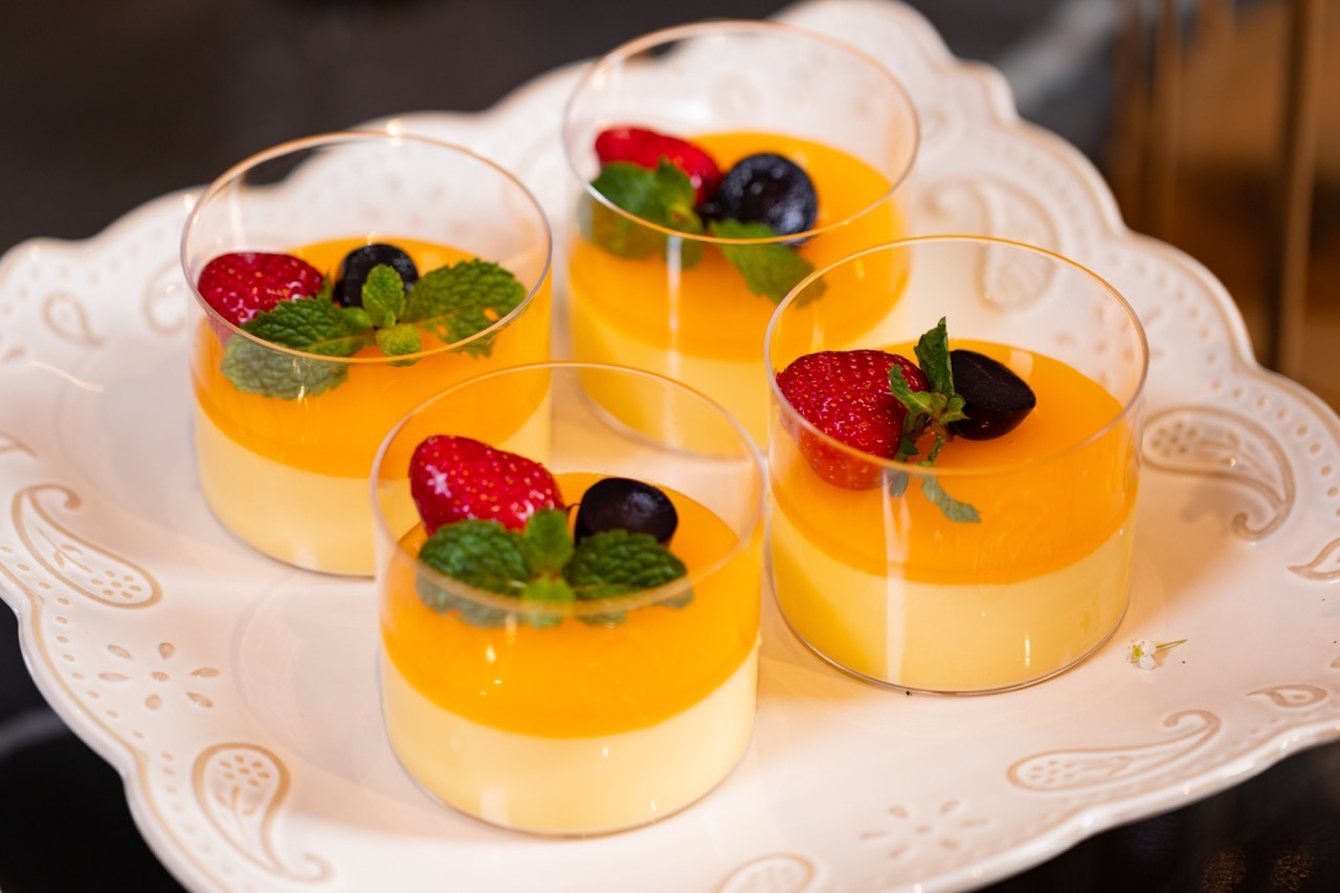 Trang trí panna cotta bằng hoa ăn được