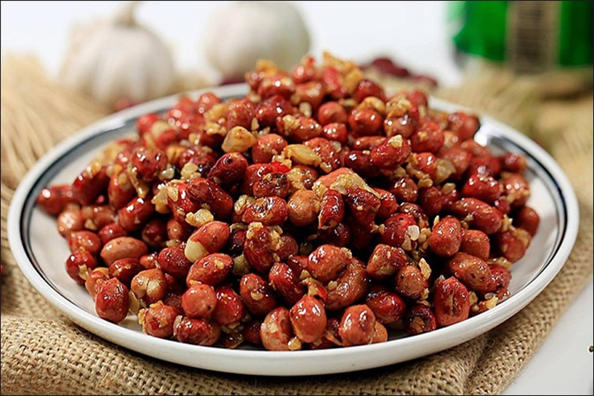 Đậu phộng rang bơ tỏi ớt với màu sắc bắt mắt, cùng hương thơm thoang thoảng đúng là kích thích vô cùng!