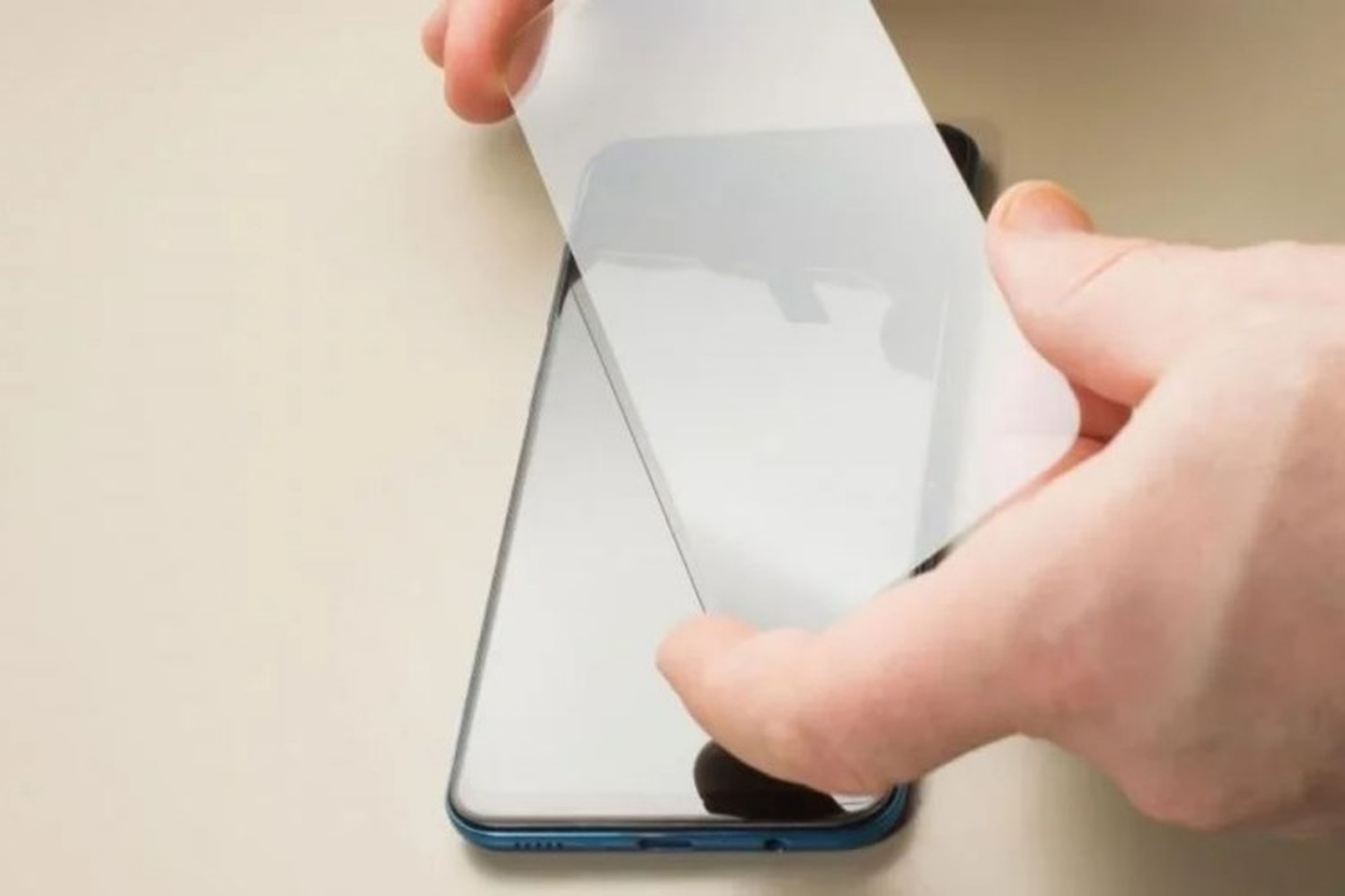 Cách dán kính cường lực không bị bong bóng cực đơn giản và thẩm mỹ cho "dế yêu"