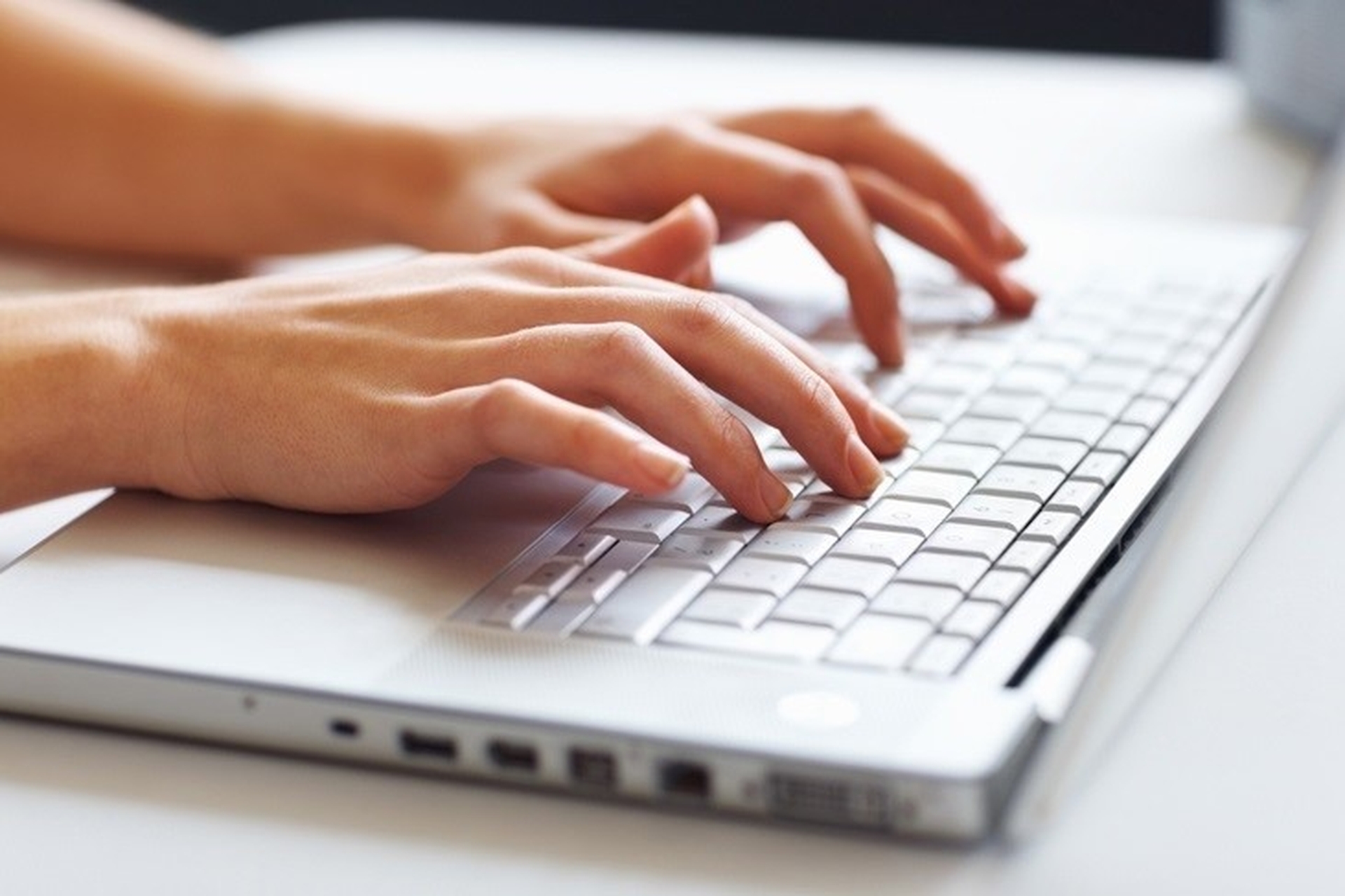 Laptop bị lỗi bàn phím: 4 lỗi thường gặp và cách khắc phục
