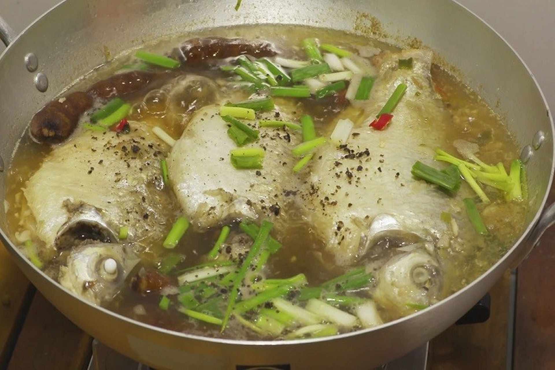 Cách làm cá mè vinh kho lạt hương vị đậm đà, thơm ngon, bổ dưỡng cho bữa cơm gia đình