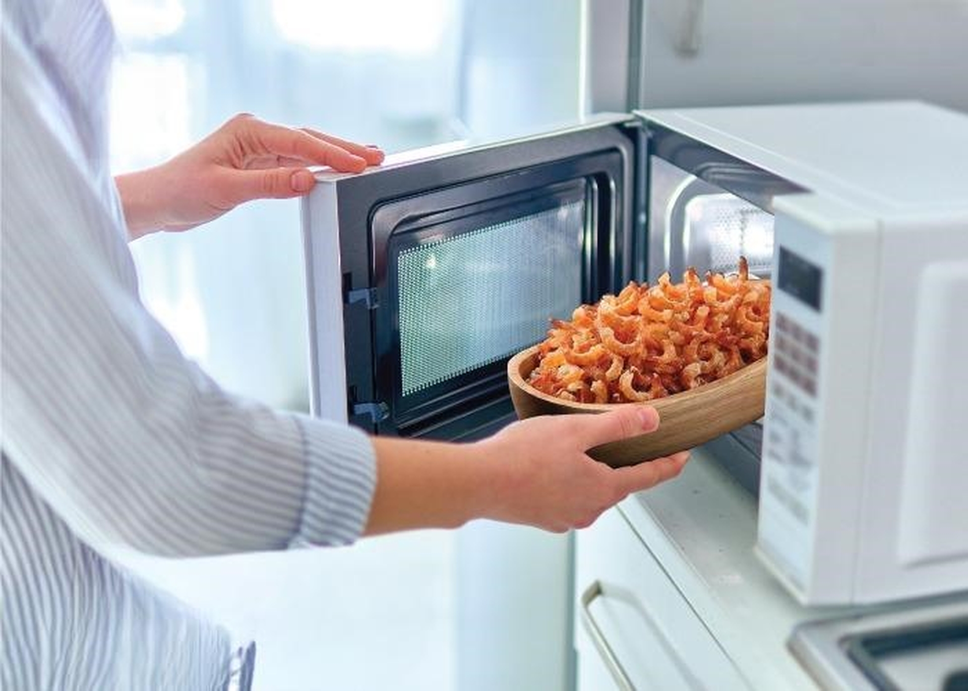 Nấu ăn bằng lò vi sóng có độc hại không?