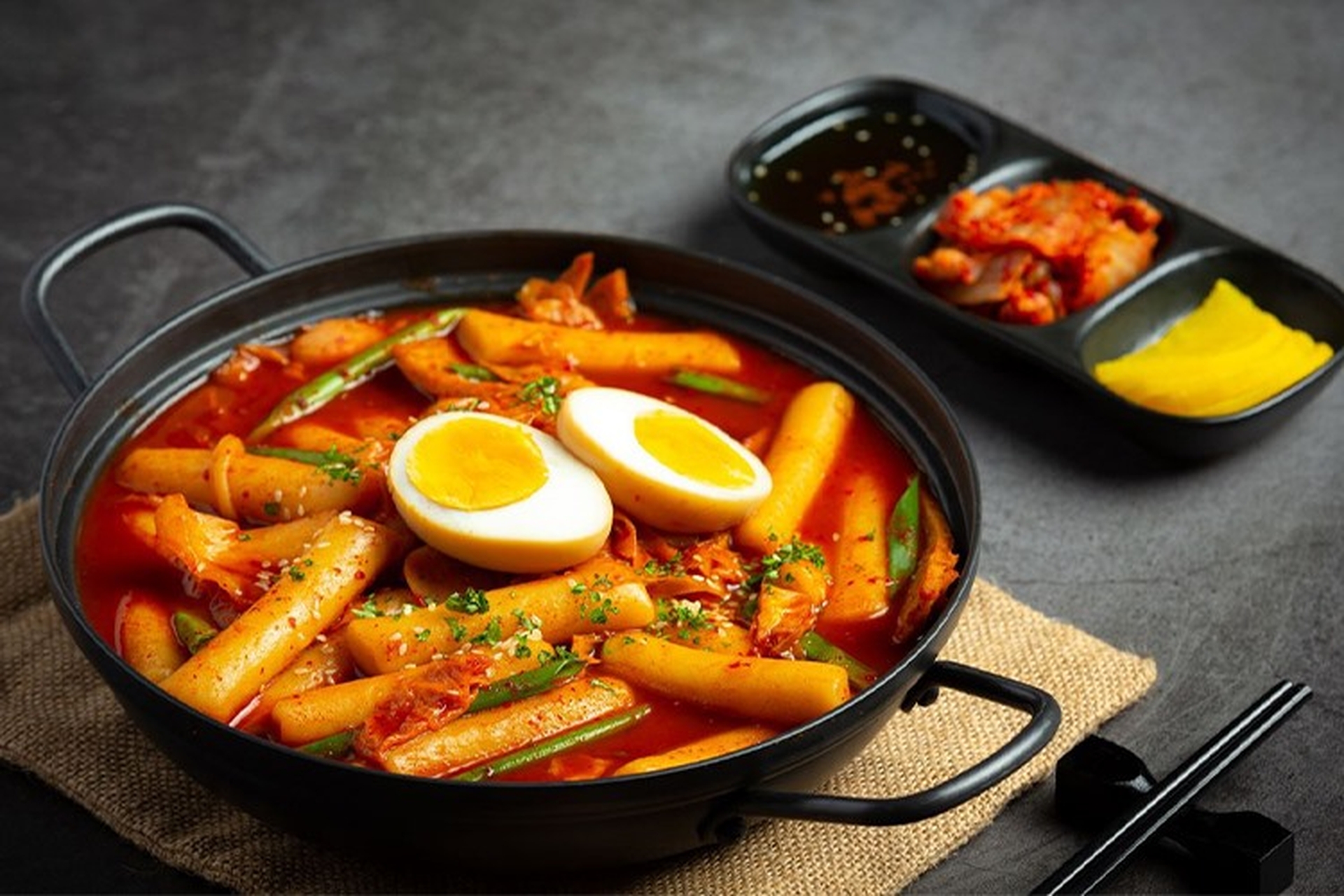 Mách bạn cách làm tokbokki bằng bánh tráng dai mềm chỉ với vài bước đơn giản ngay tại nhà