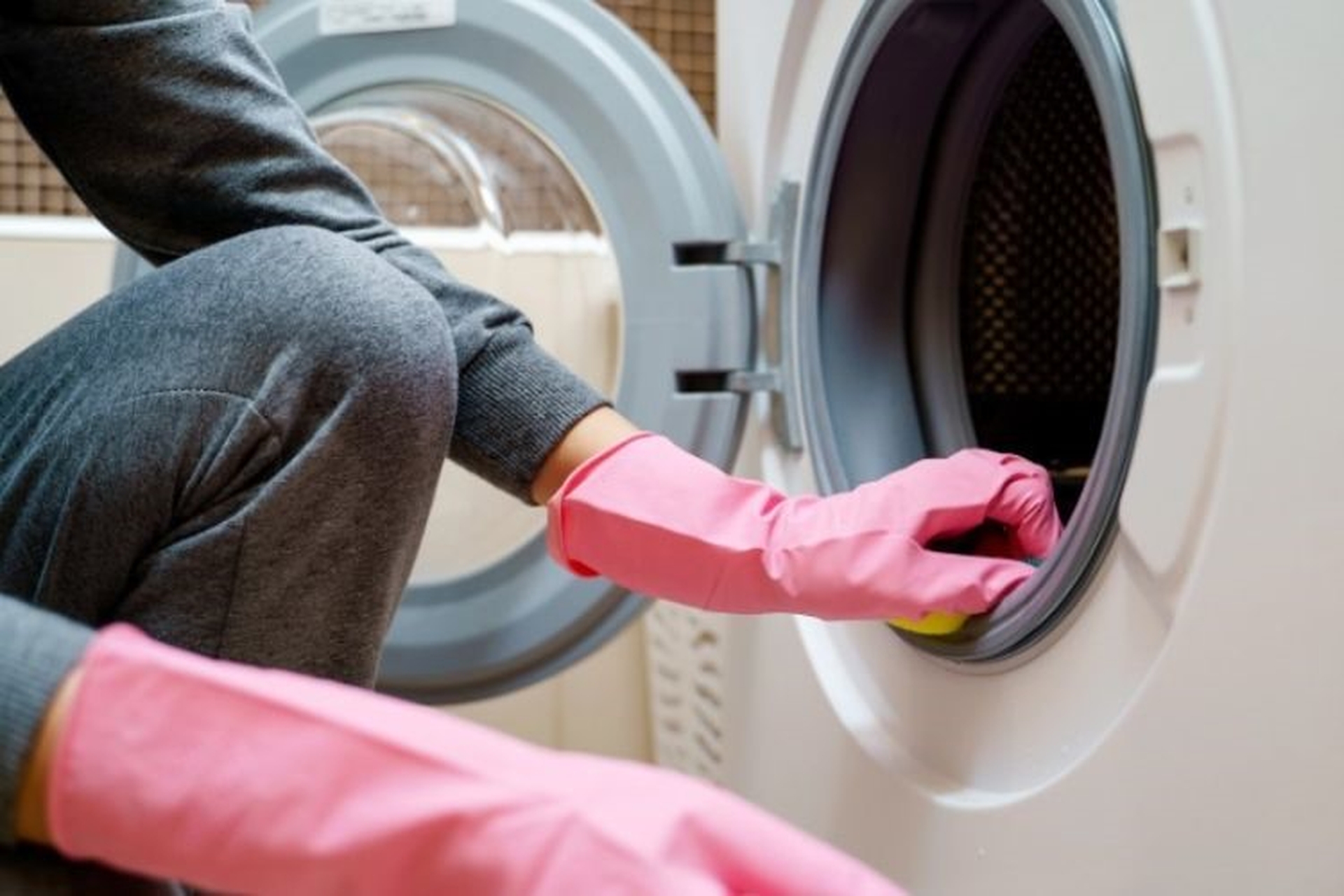 Vệ sinh máy giặt Sharp như thế nào đúng cách, đảm bảo an toàn?