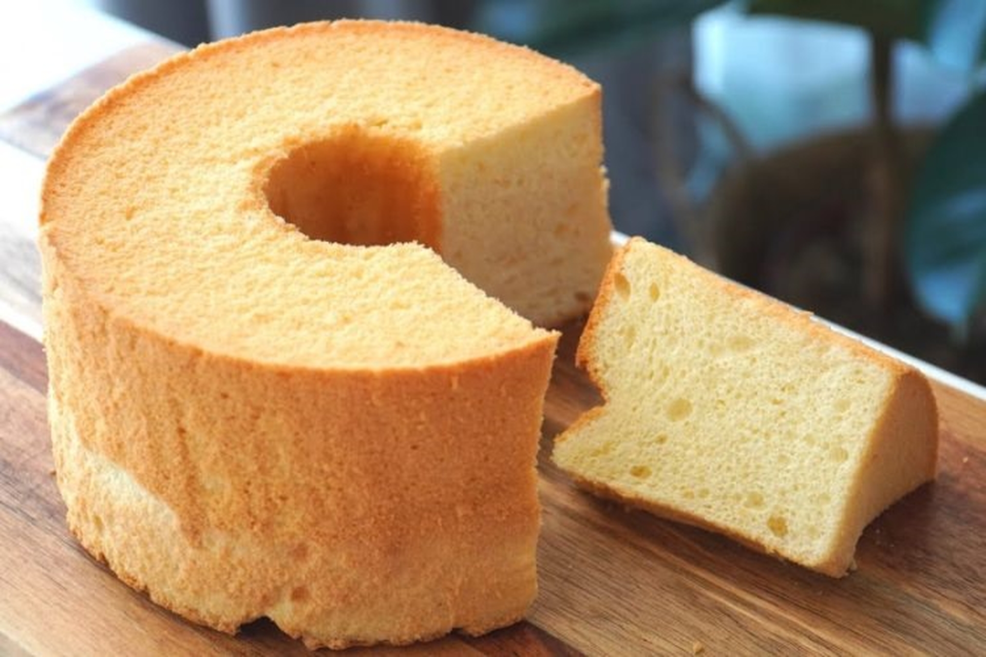 Bánh chiffon là gì? Các lỗi thường gặp khi làm bánh chiffon và sự khác biệt với bánh bông lan