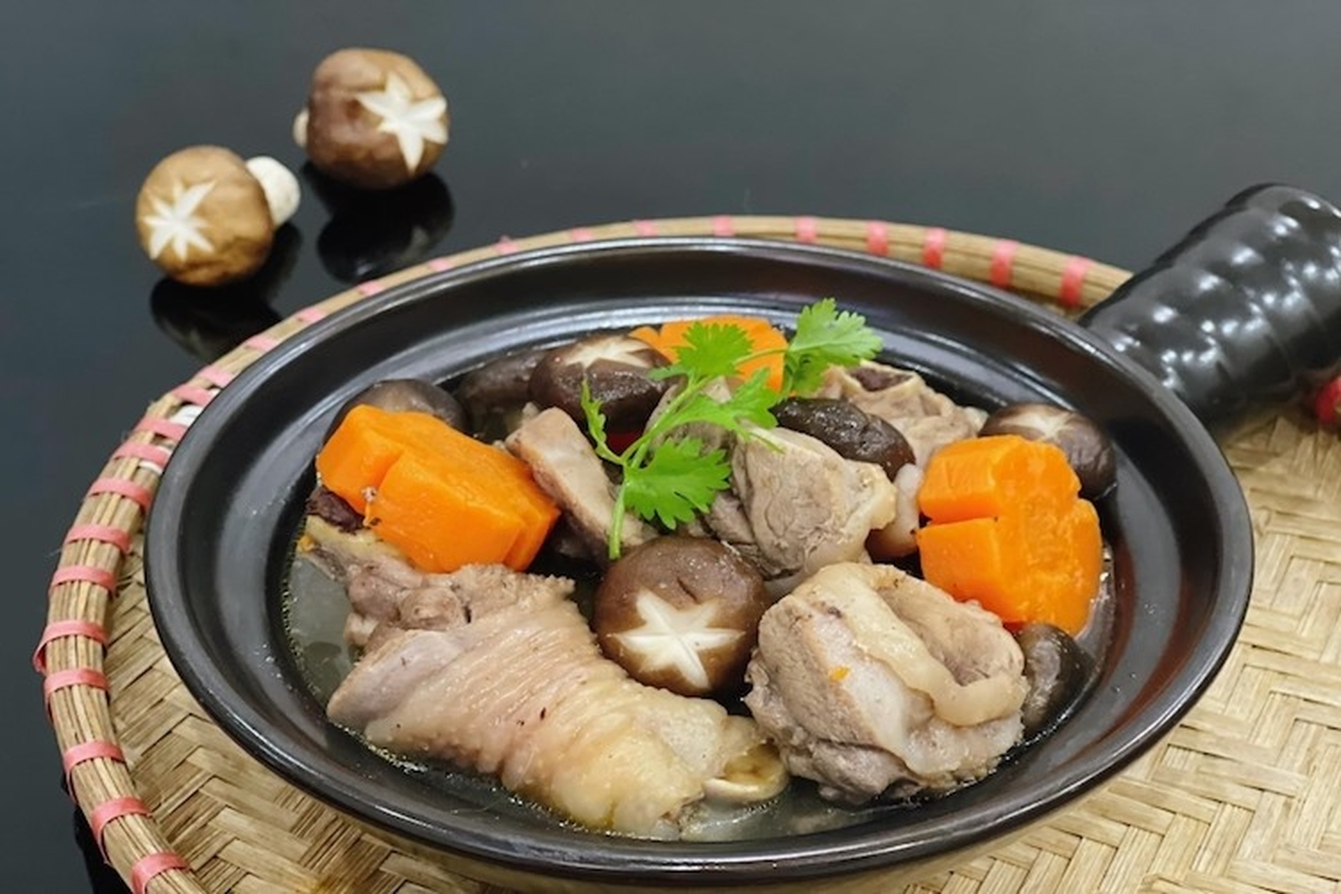 Mách bạn 2 cách làm gà hầm nấm hương thơm ngon, bổ dưỡng để chiêu đãi gia đình