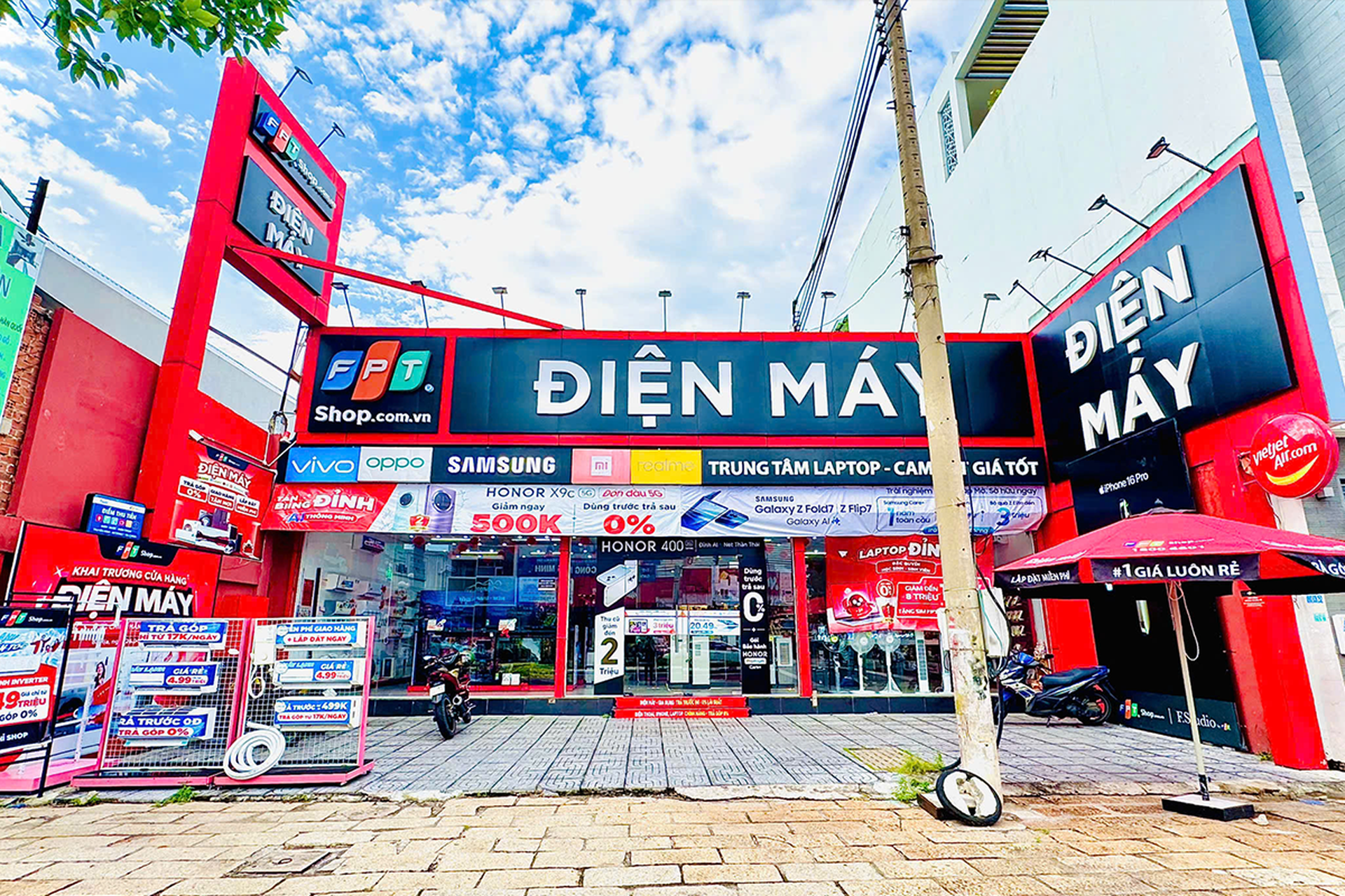 Hình ảnh nhận diện hệ thống cửa hàng: