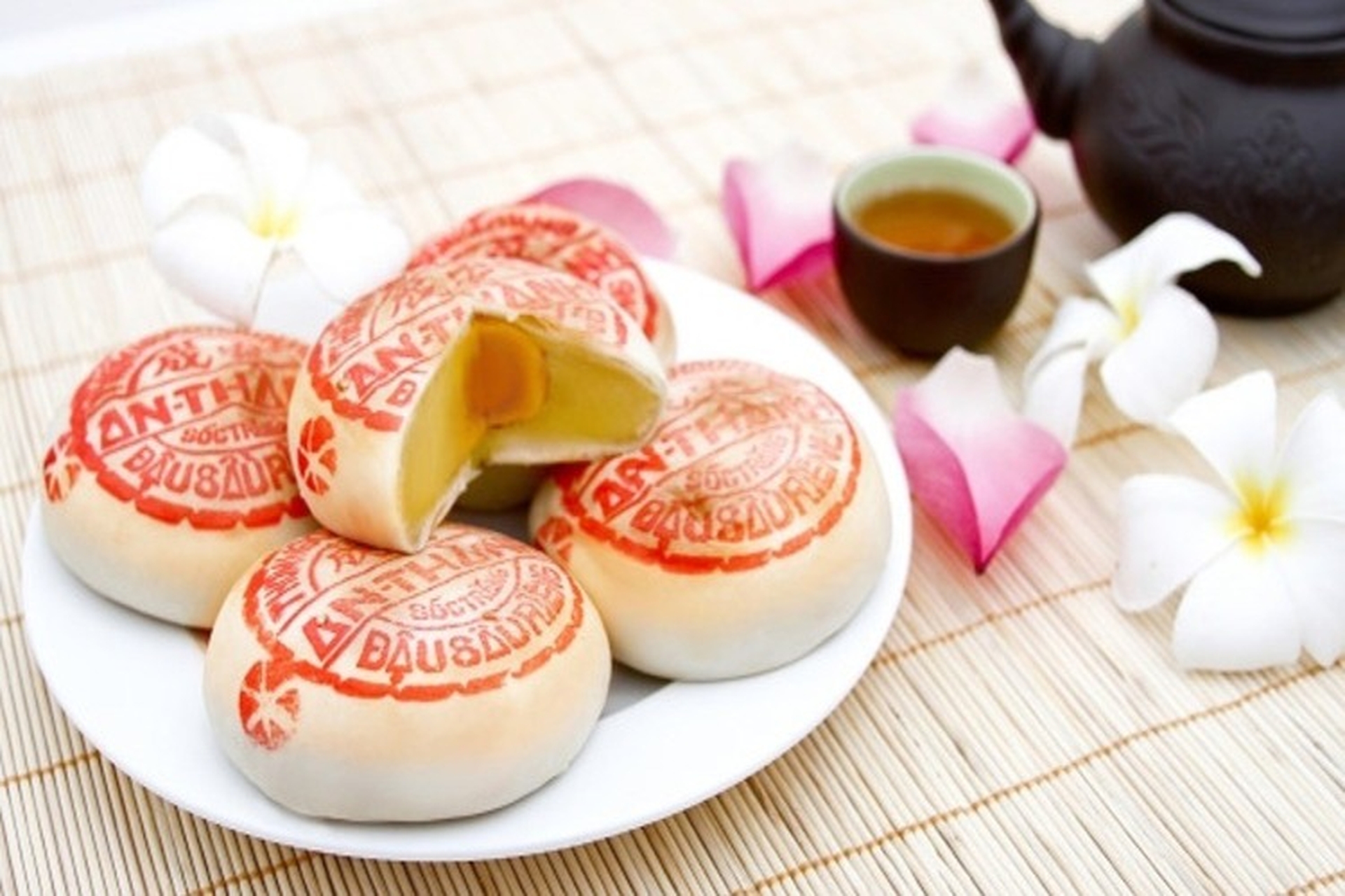 Bánh pía bao nhiêu calo? Có nên ăn nhiều bánh pía không và ăn bao nhiêu để không tăng cân