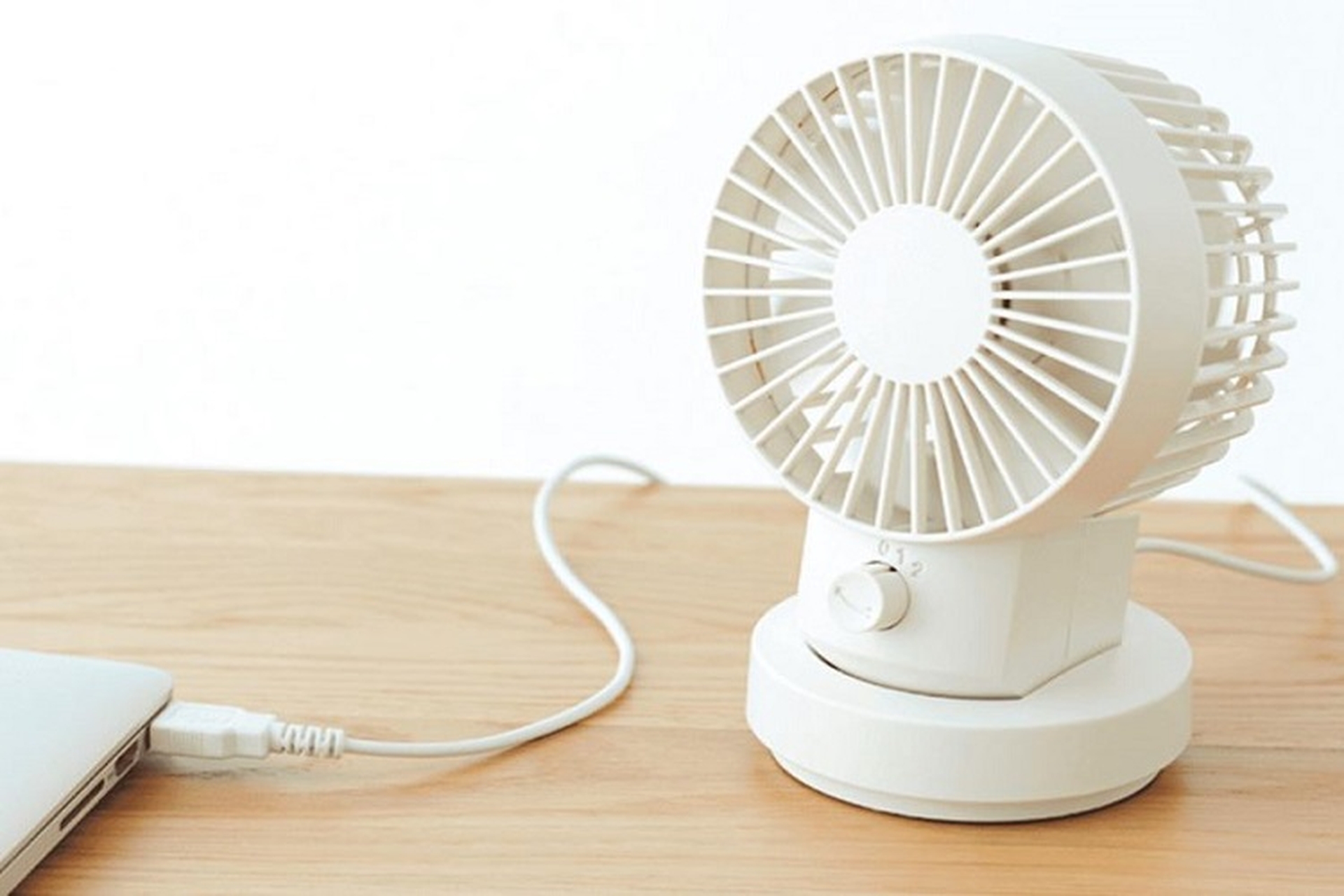 Tìm hiểu cách sạc quạt tích điện mini để sử dụng hiệu quả, an toàn, duy trì tuổi thọ pin