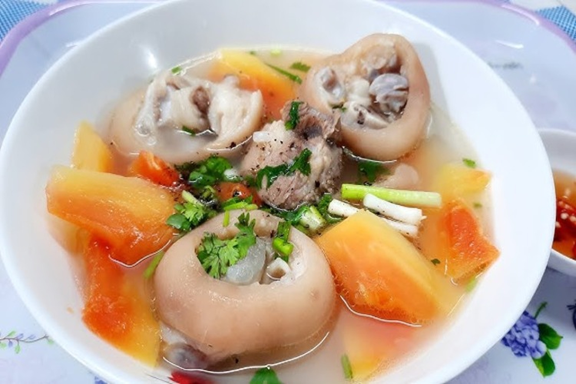 Hướng dẫn chi tiết cách nấu chân giò heo hầm đu đủ thơm ngon, bổ dưỡng cho cả gia đình