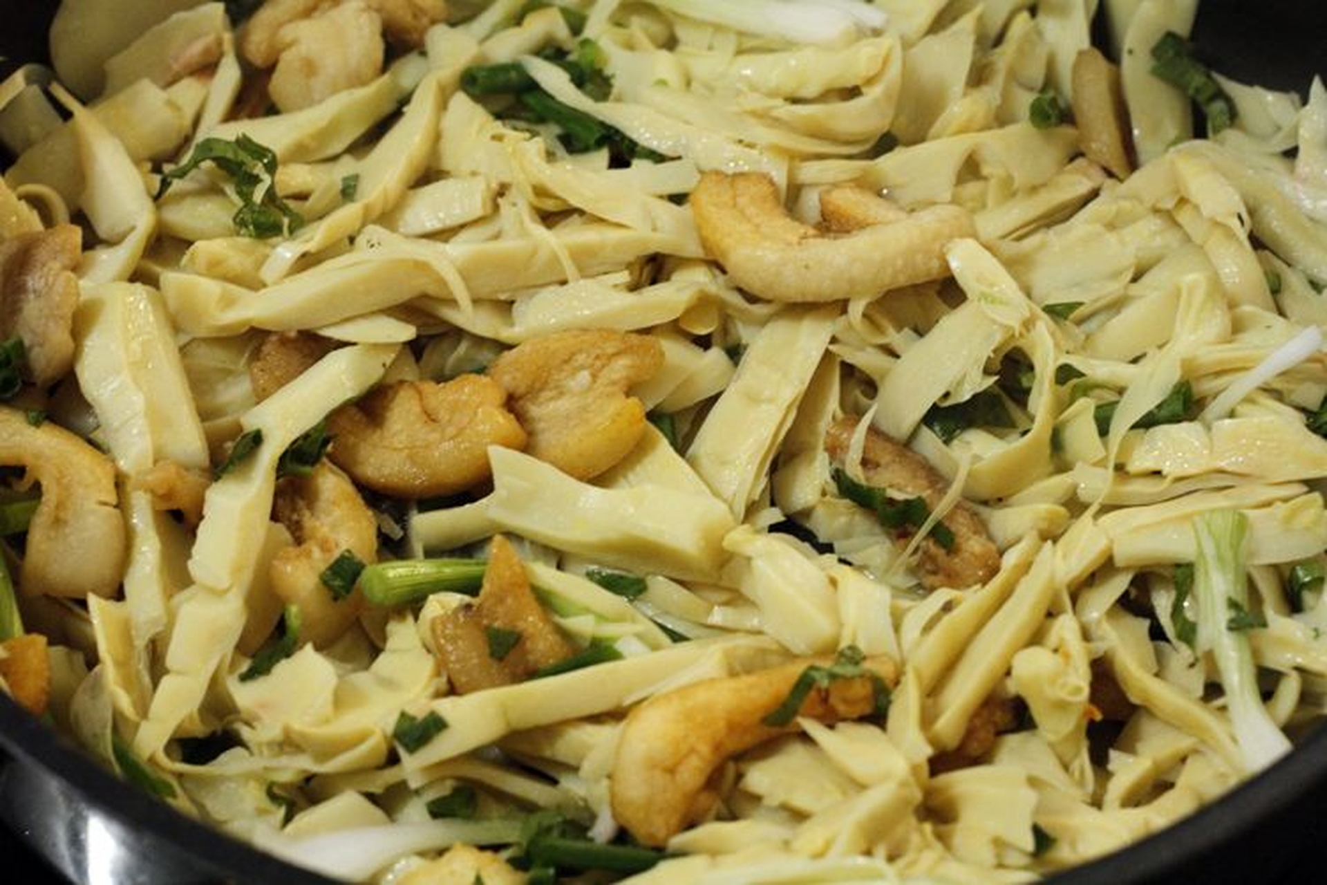 Vào bếp trổ tài làm món măng xào tóp mỡ thơm ngon, hấp dẫn chiêu đãi cả gia đình