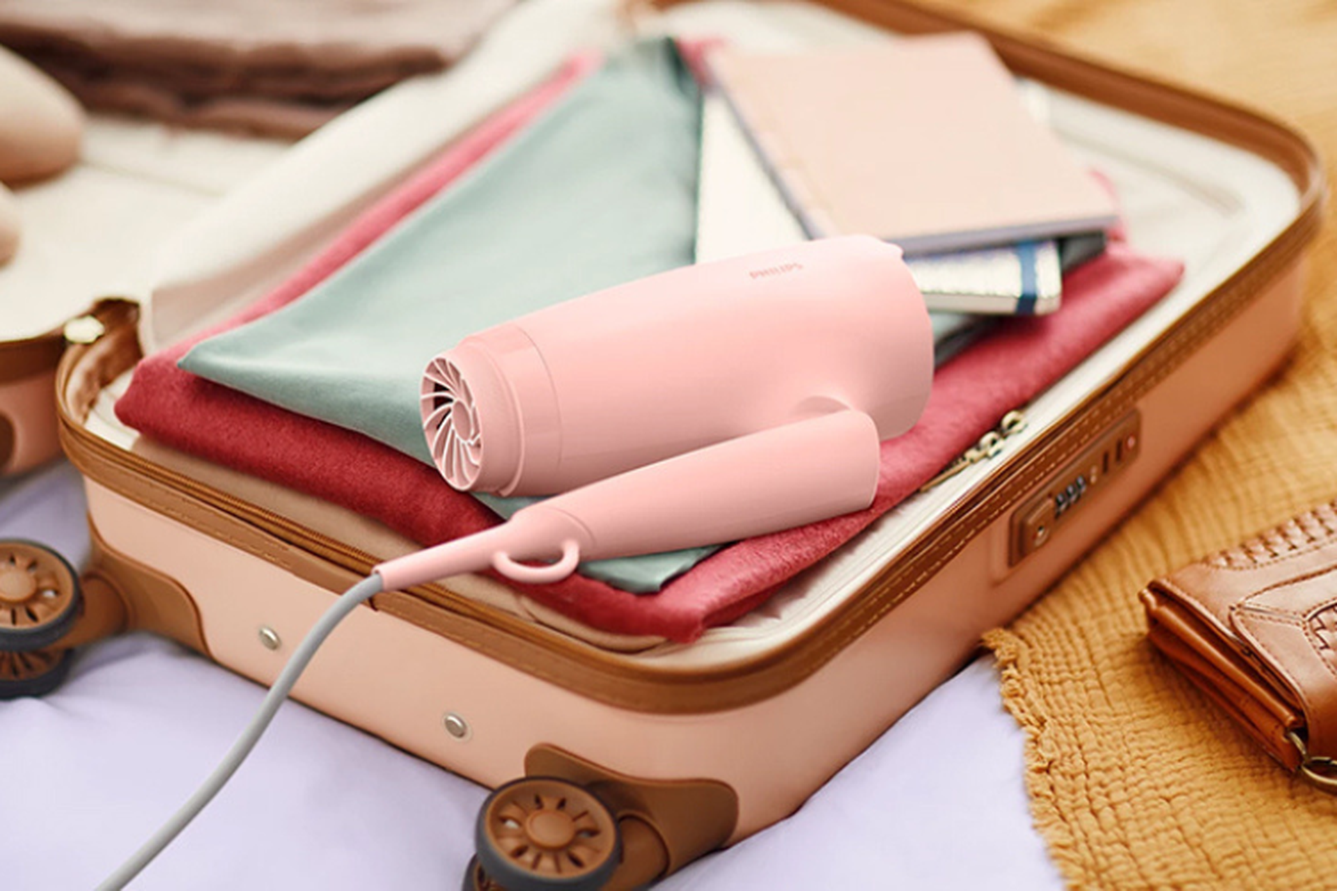 Máy sấy tóc mini du lịch giá rẻ: Có nên mua không? Gợi ý các mẫu được tín đồ du lịch ưa chuộng tại FPT Shop
