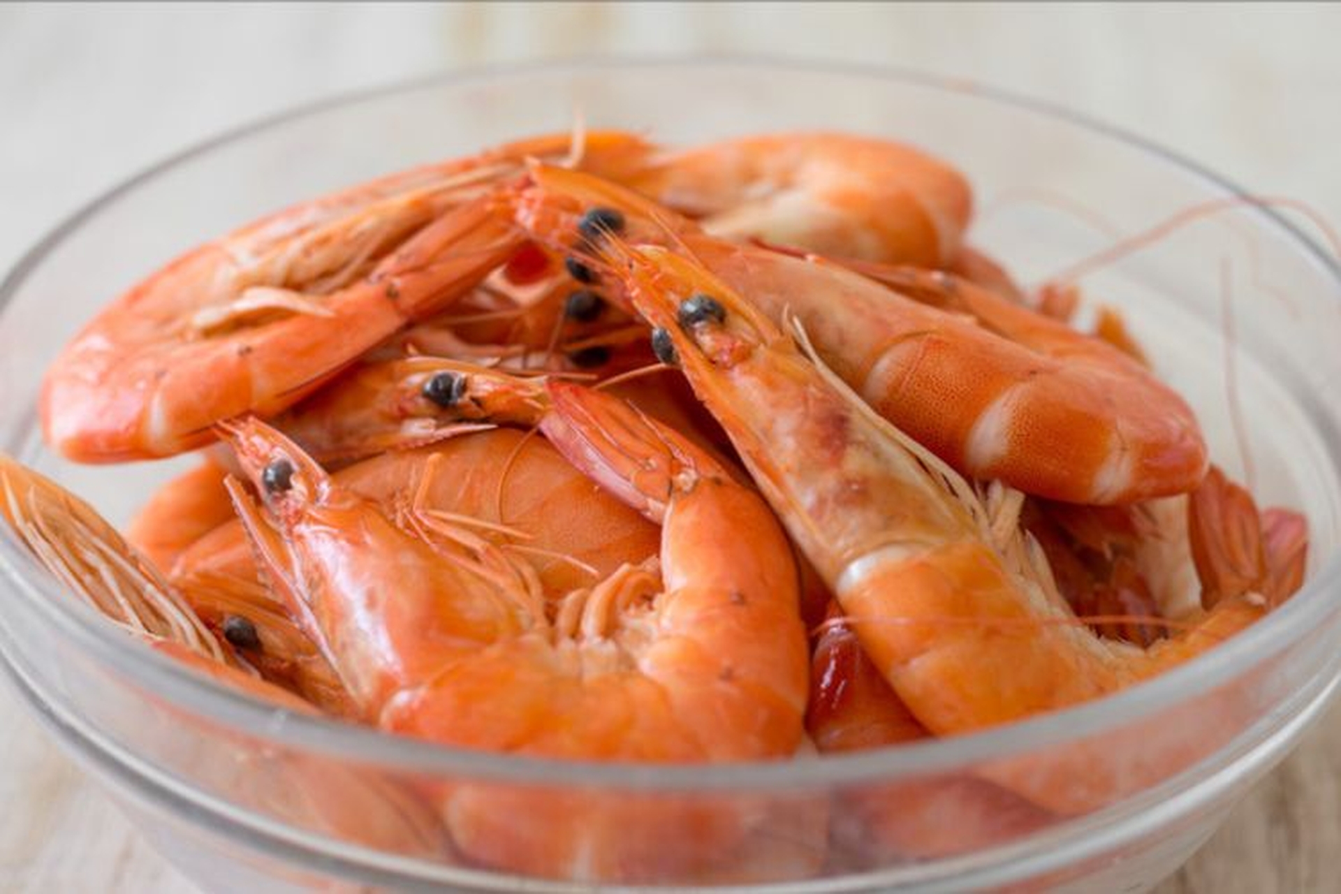 Mẹo luộc tôm dễ bóc vỏ, không tanh: Bí quyết nội trợ đơn giản, ai cũng nên nắm vững