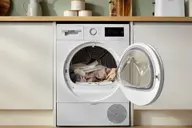 Có nên mua máy sấy quần áo bơm nhiệt? Ai phù hợp và khi nào nên chọn cho gia đình?