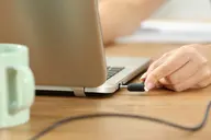 Có nên sạc laptop liên tục không hay nên rút sạc khi pin đầy? Mách nhỏ cách sạc an toàn cho người dùng phổ thông